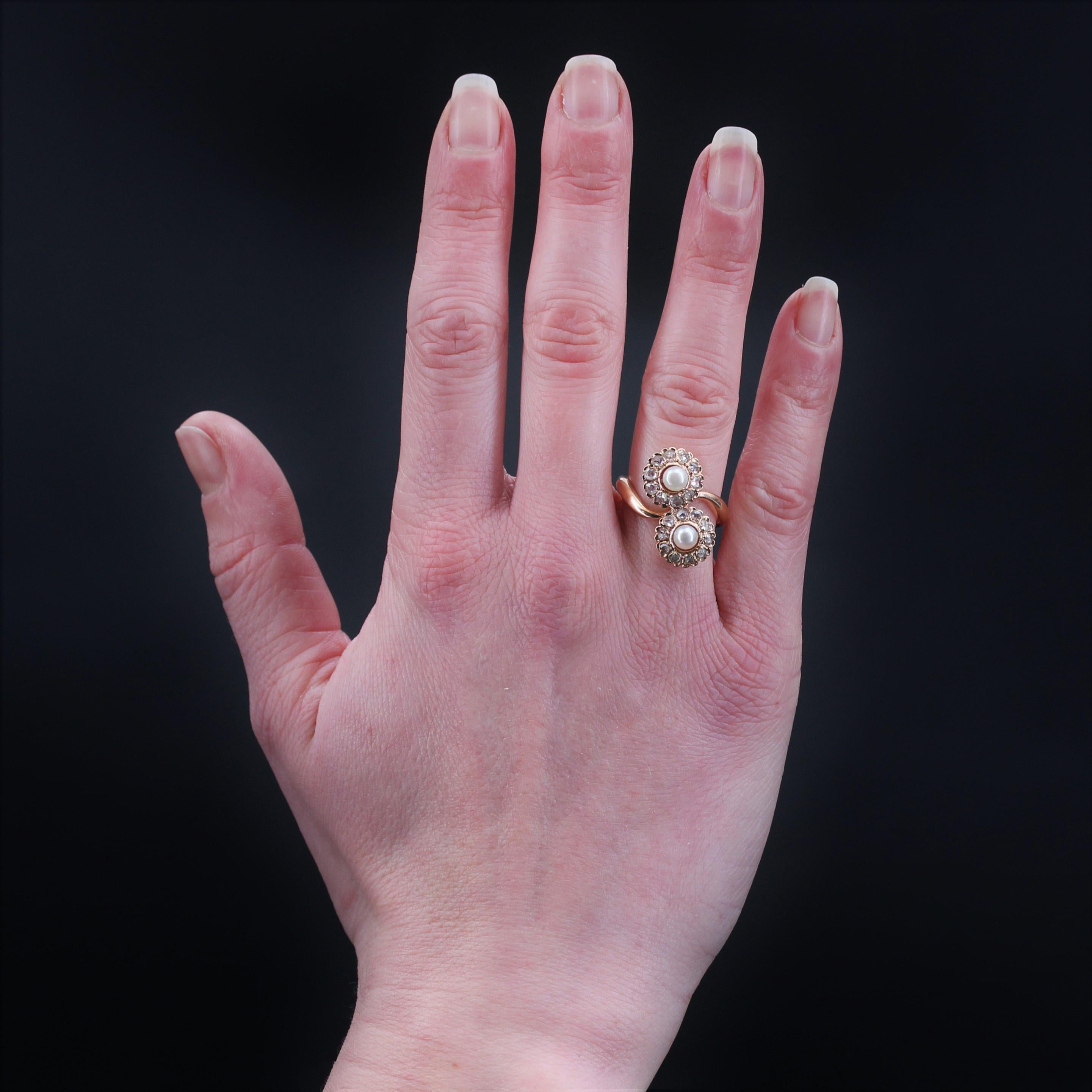Ring in 18 karat rose gold, horse head hallmark.
Splendid You and Me ring, it is formed of 2 daisy pattern decorated with rose- cut diamonds and centered each one of 2 buttons pearls supposed fine. The ring is moved on both sides.
Height : 21.7 mm