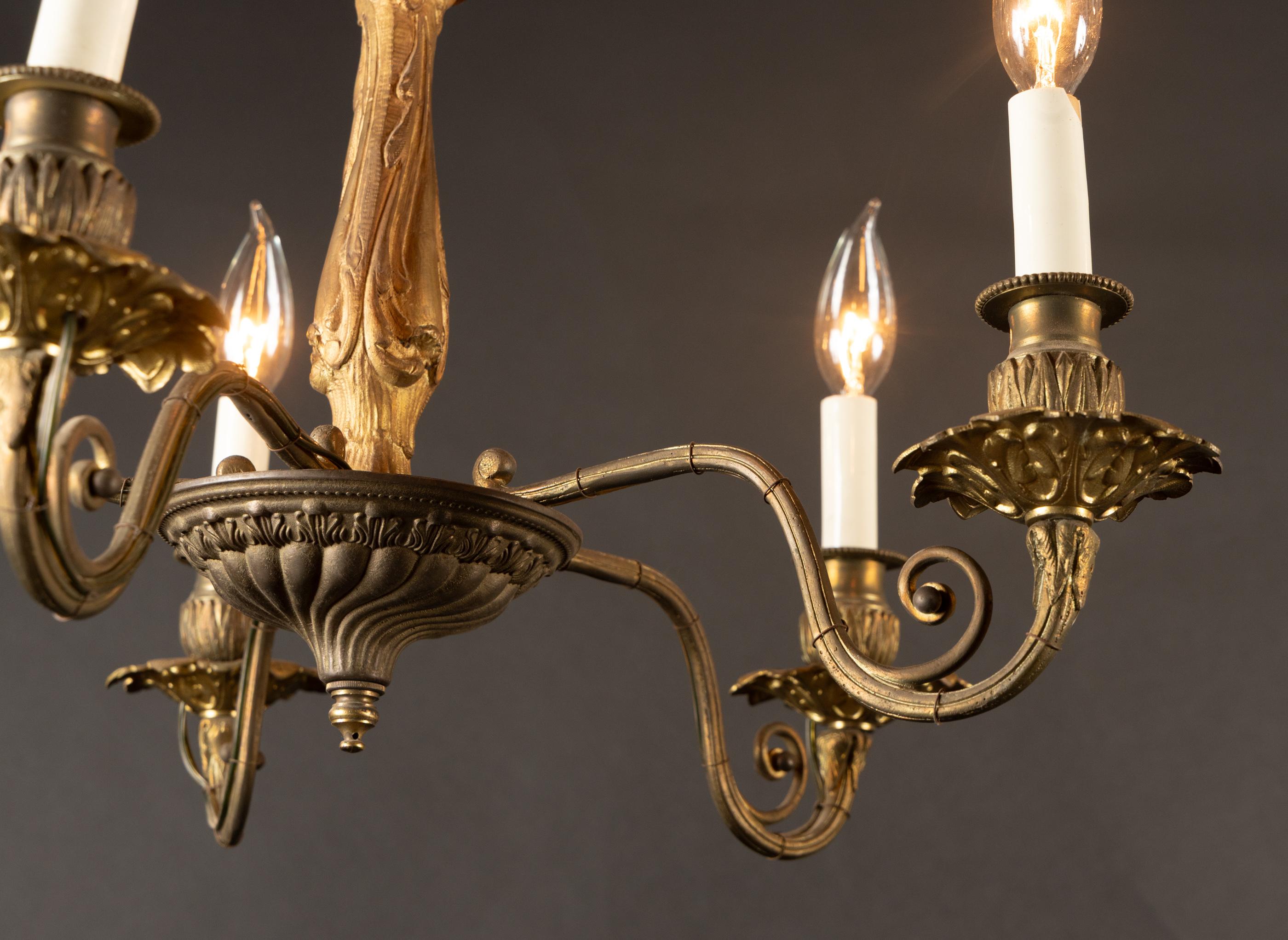 Bellissimo lampadario francese in bronzo Luigi XVI del XIX secolo a cinque luci. Nota la corona di foglie d'acanto in bronzo splendidamente dettagliata. La ciotola centrale è composta da elementi curvilinei che si trovano al di sotto di dettagli a