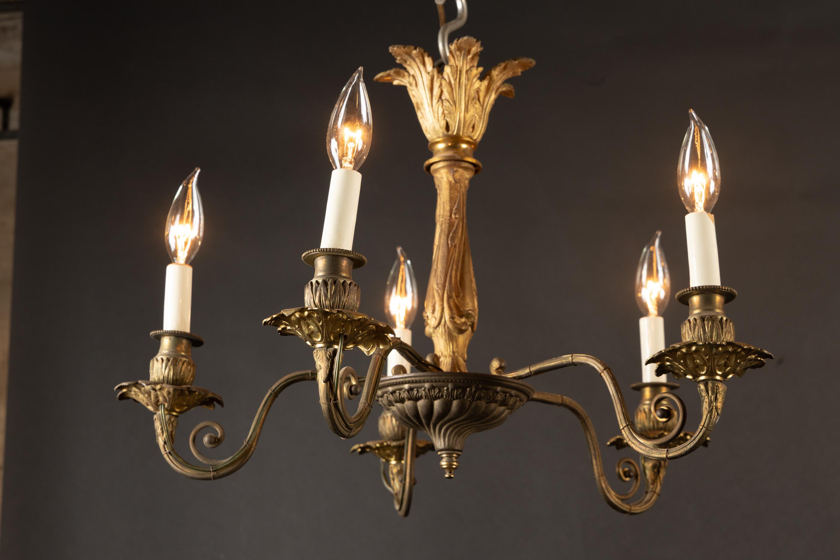 Lampadario francese in bronzo Luigi XVI del XIX secolo in vendita 1