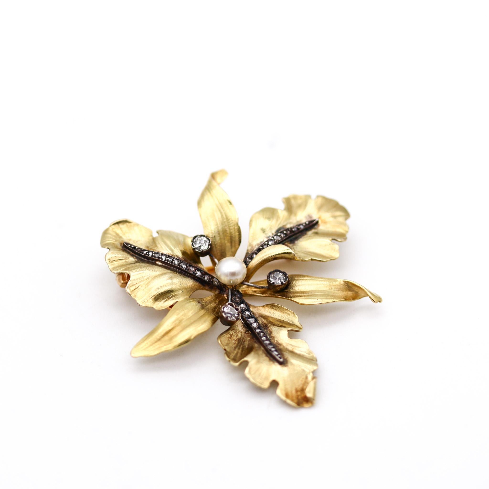 Pendentif-broche en forme d'orchidée de l'Art nouveau français.

Magnifique bijou de la période art nouveau, créé en France au tournant du 19e siècle, vers 1900. Réalisé en forme d'orchidée à six pétales en or jaune massif de 18 carats avec des