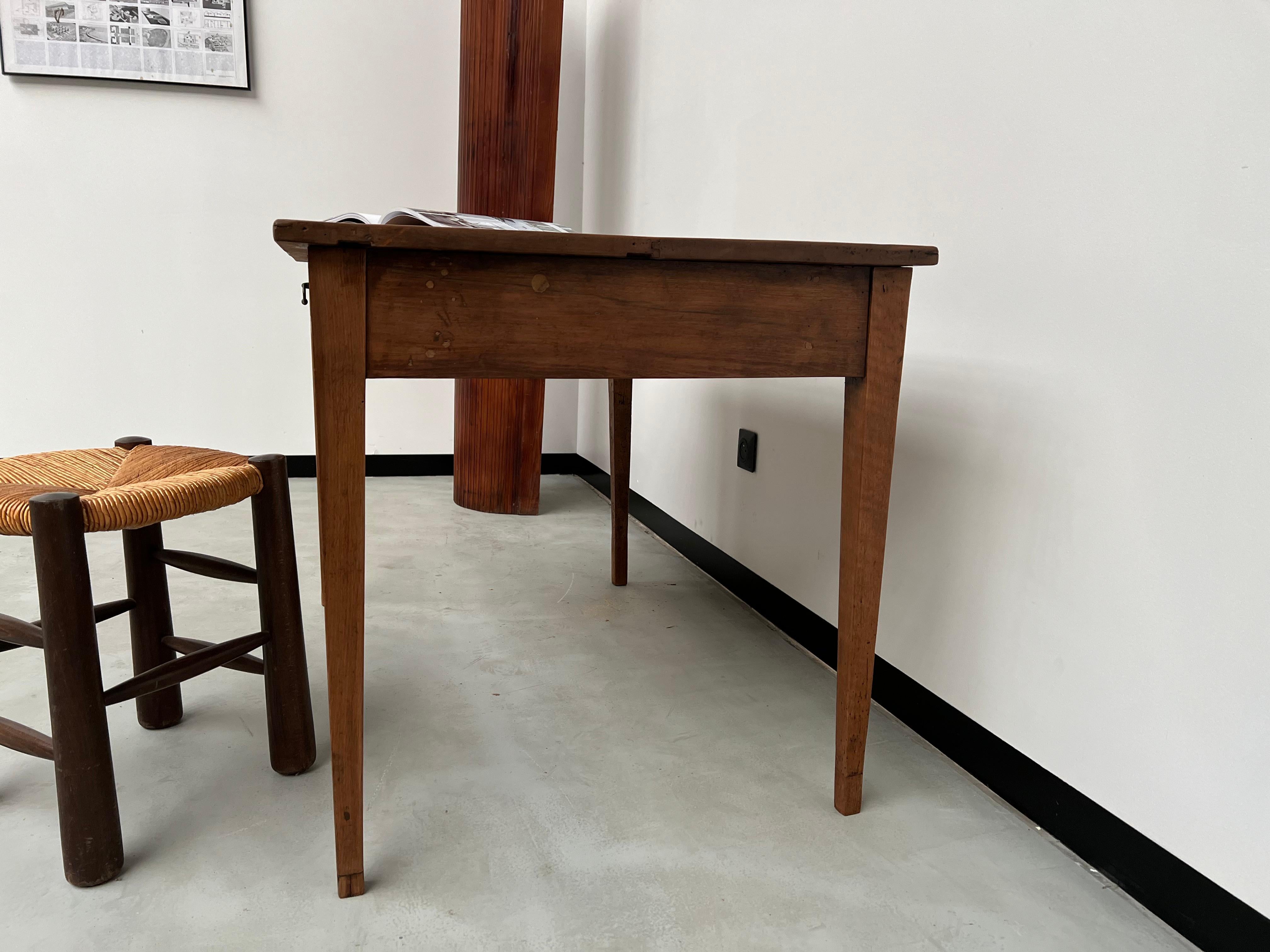 French 1900 desk in solid walnut For Sale 3