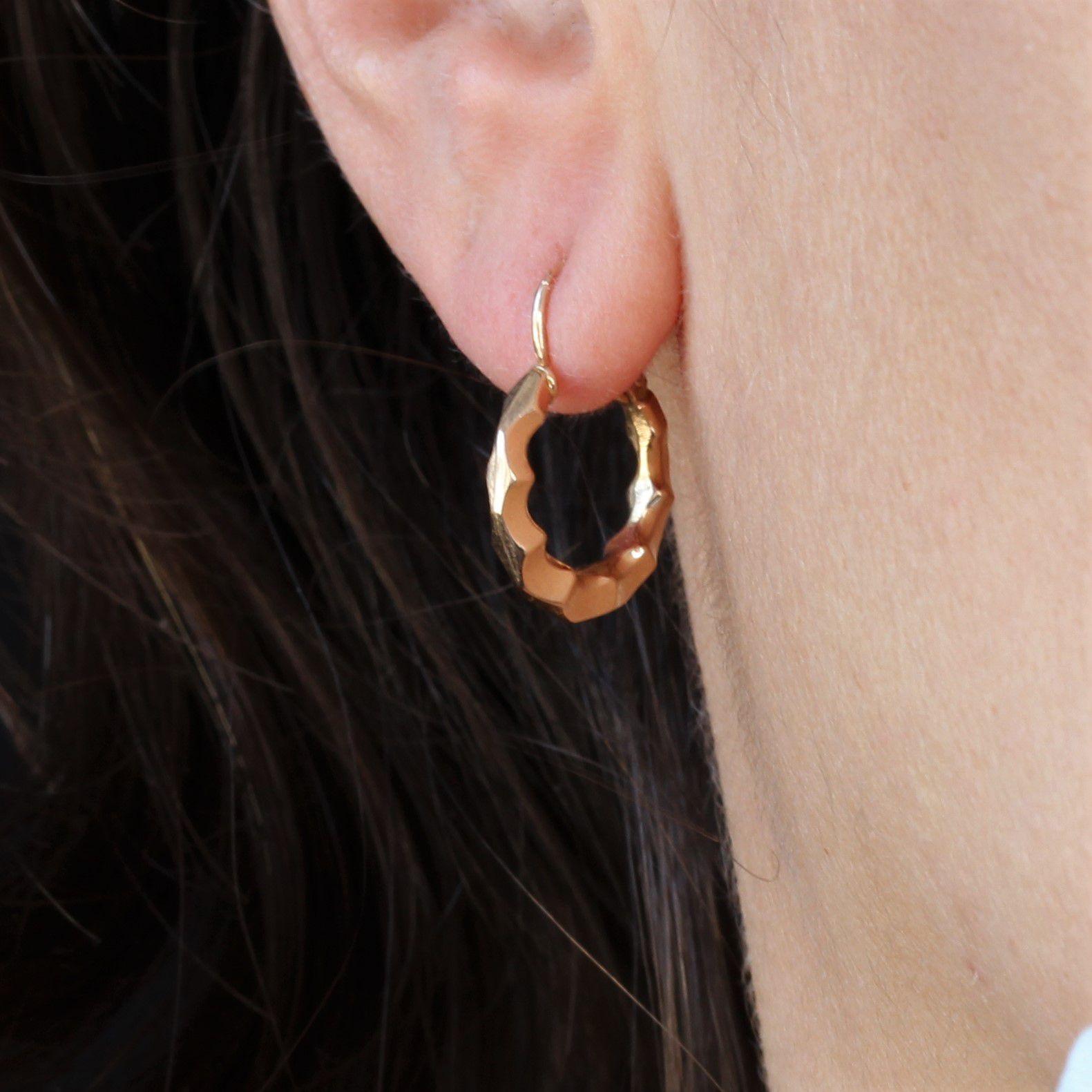 For pierced ears.
Earrings in 18 carat rose gold, eagle head hallmark.
Small antique creoles, each earring is of round form with a moved profile. The clasp threaded through the back of the ear.
Diameter : 13,7 mm, height : 18 mm, thickness : 2,9