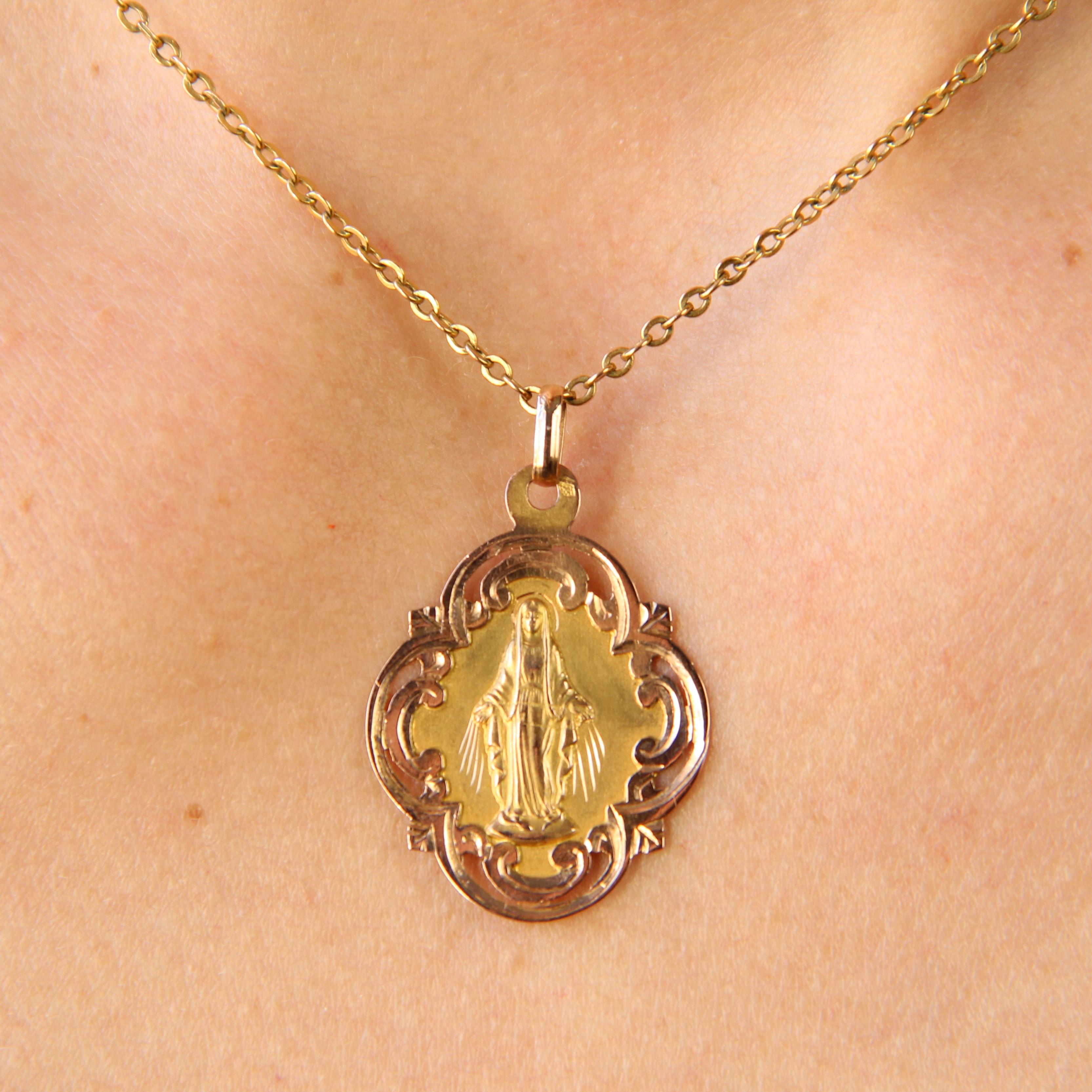 French 1900s 18 Karat Rose Gold Oval Polylobed Virgin Mary Miraculous Medal For Sale 2