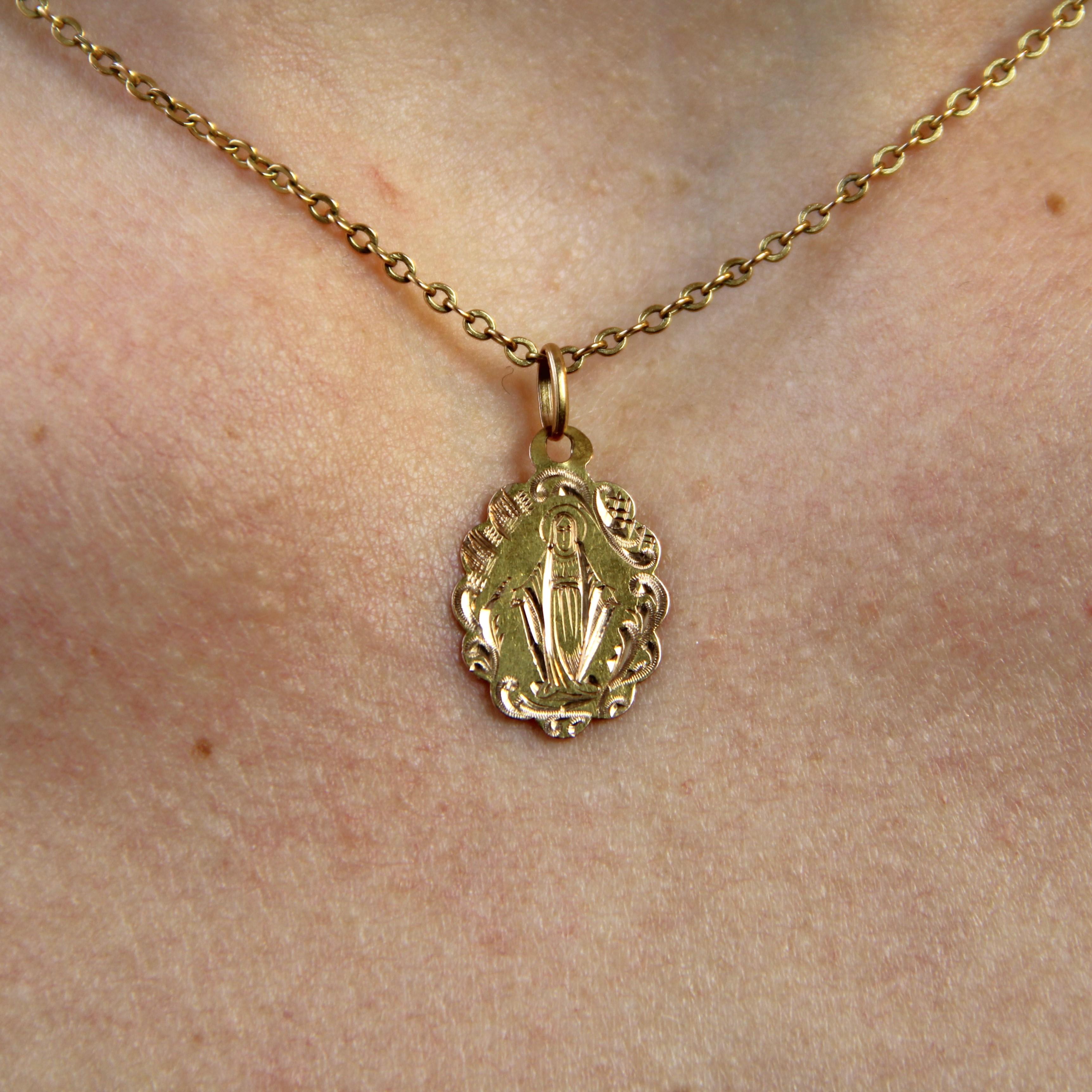 French 1900s 18 Karat Rose Gold Polylobed Virgin Mary Miraculous Medal In Good Condition In Poitiers, FR