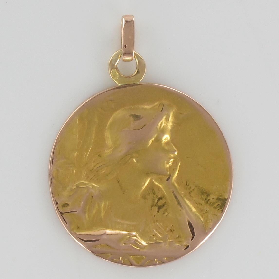 Medal in 18 karat rose gold, eagle head hallmark.
Charming antique rose gold medal representing the portrait of a young woman in a naturalist decoration carried out with much smoothness and precision.
Total length : 3 cm, width at the widest : 2,2