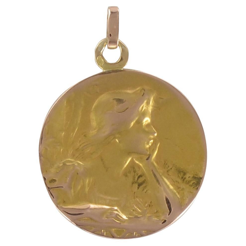Médaille Portrait de femme en or rose 18 carats, datant des années 1900.