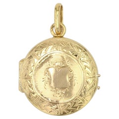 French 1900s 18 Karat Yellow Gold Chiseled Medallion