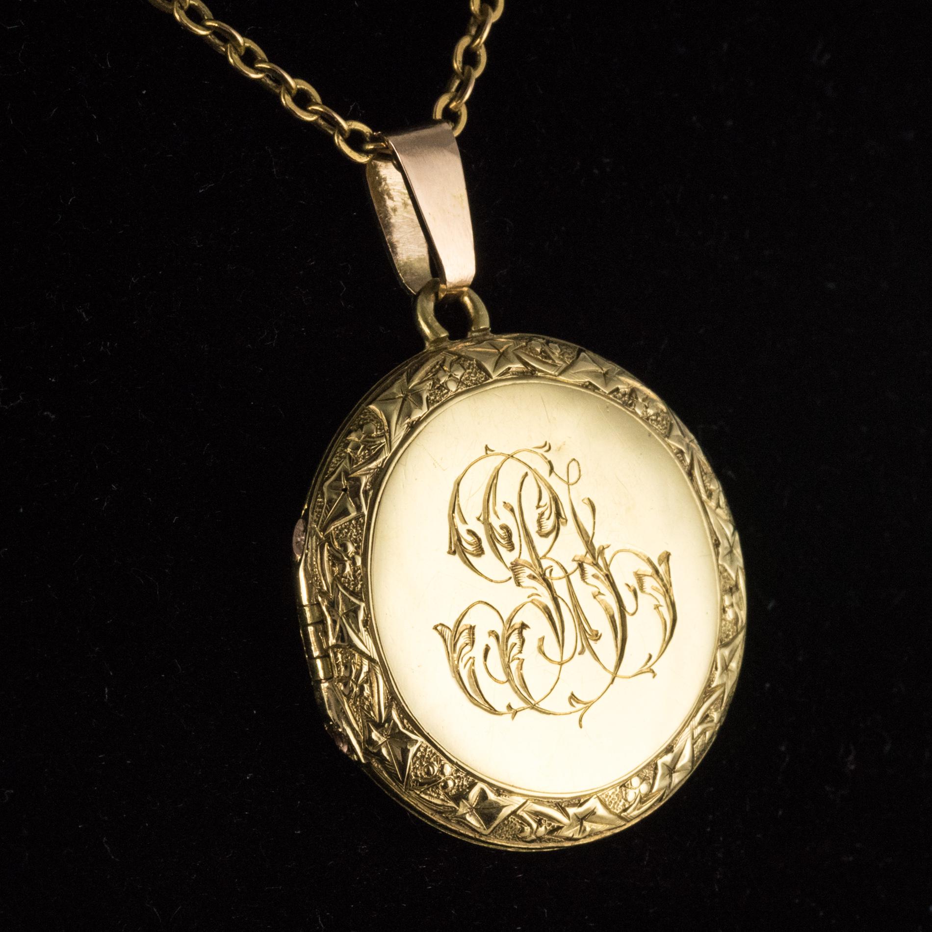 Women's French 1900s 18 Karat Yellow Gold Chiselled Medallion Pendant