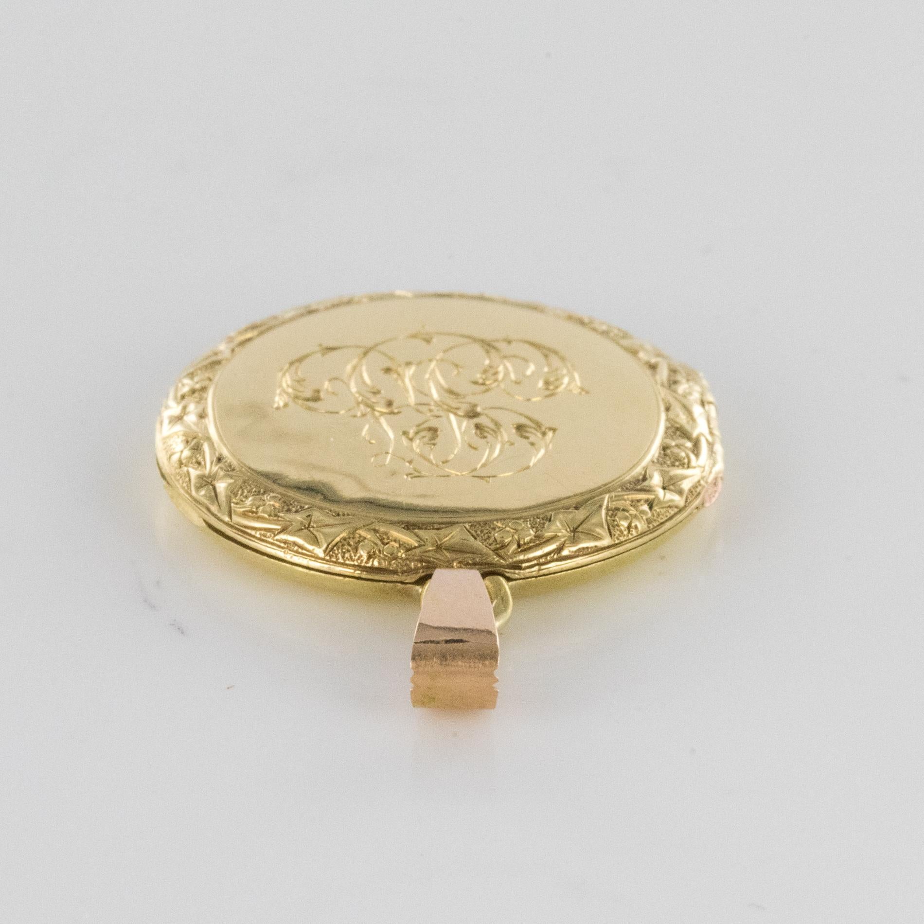 French 1900s 18 Karat Yellow Gold Chiselled Medallion Pendant 1