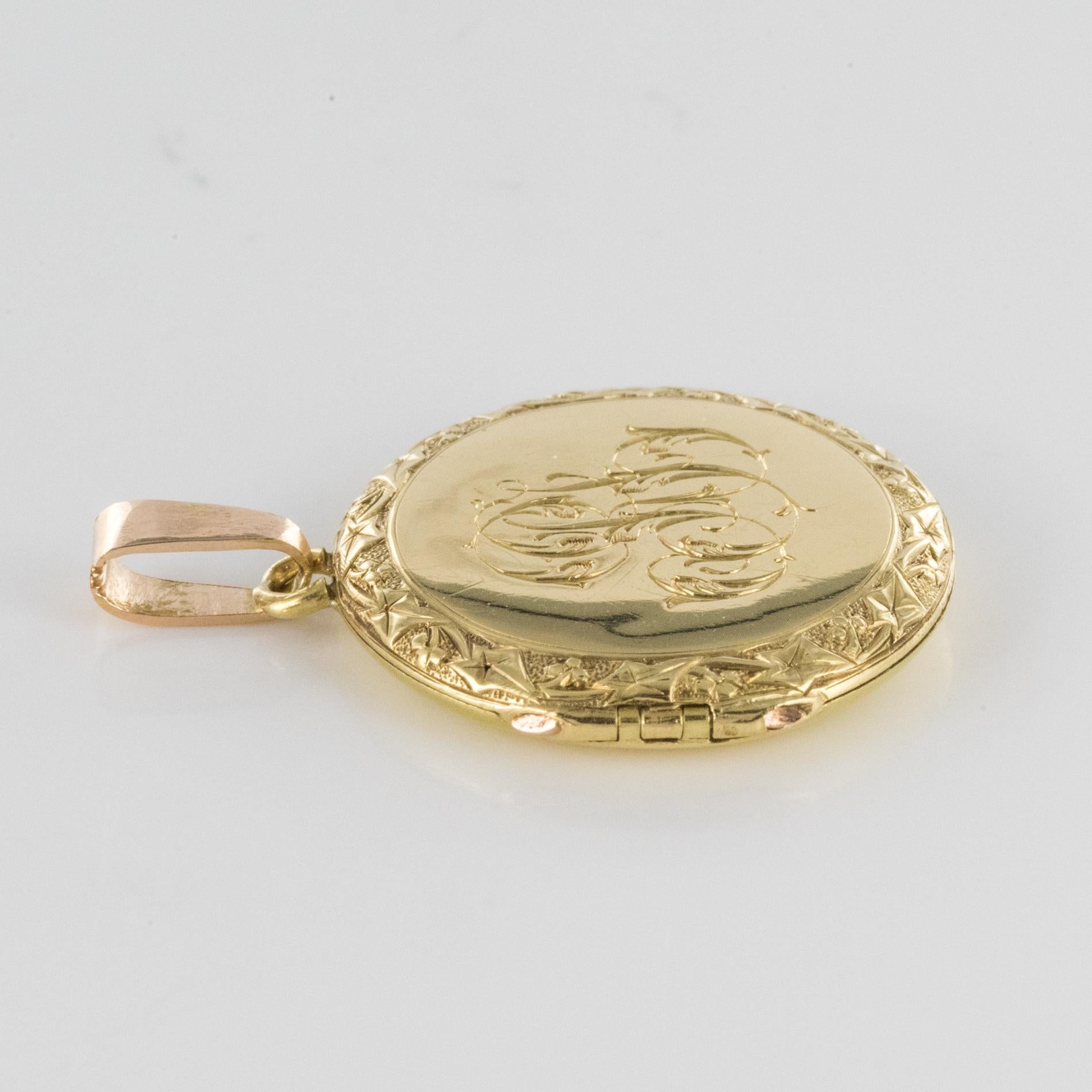 French 1900s 18 Karat Yellow Gold Chiselled Medallion Pendant 2
