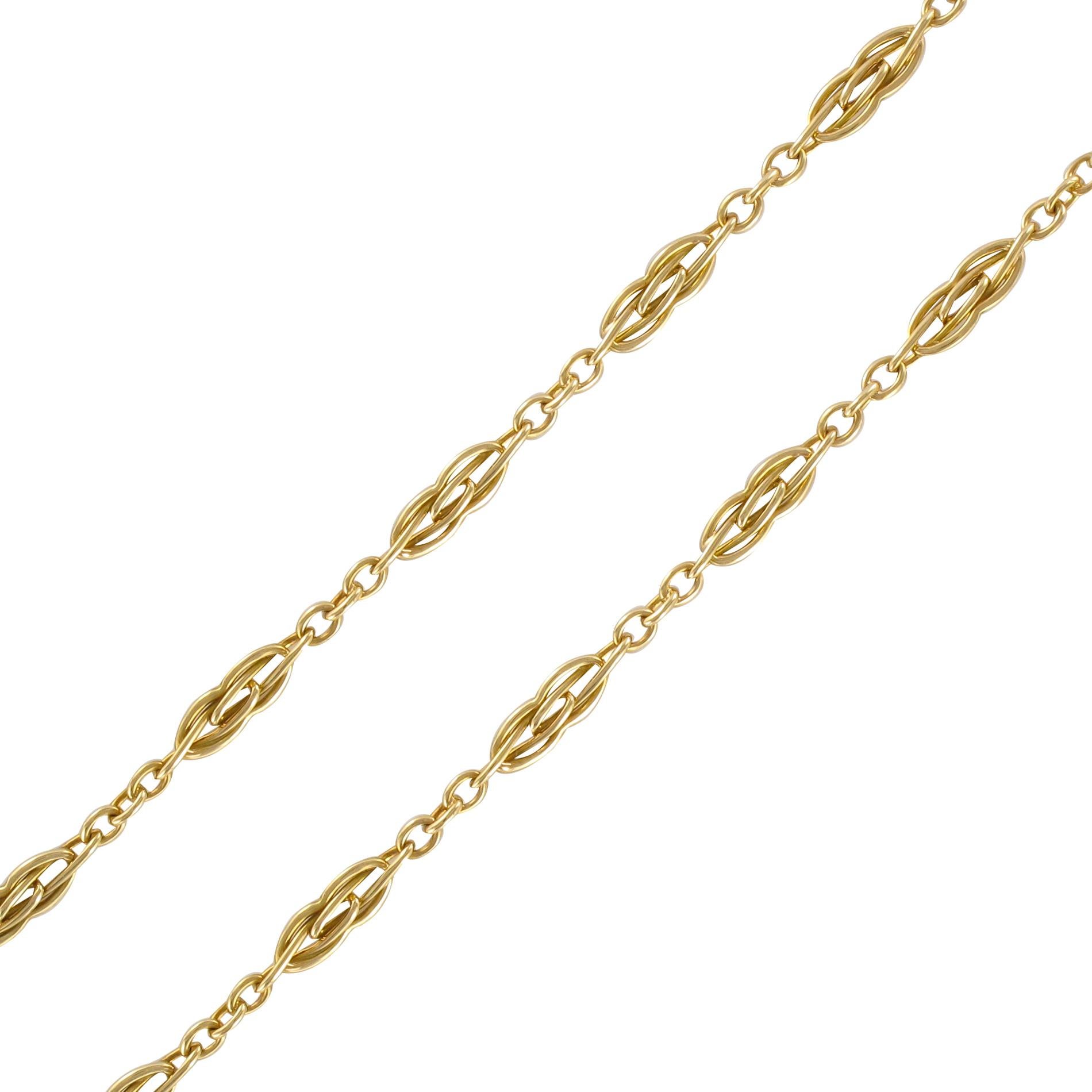 Long necklace in 18 karat yellow gold, mixed hallmark.
This lovely antique necklace is made of shuttle-shaped links made of intertwined gold threads, separated by gold rings. The clasp is a double spring ring.
Length: 88.5 cm, width: 3.6 mm,