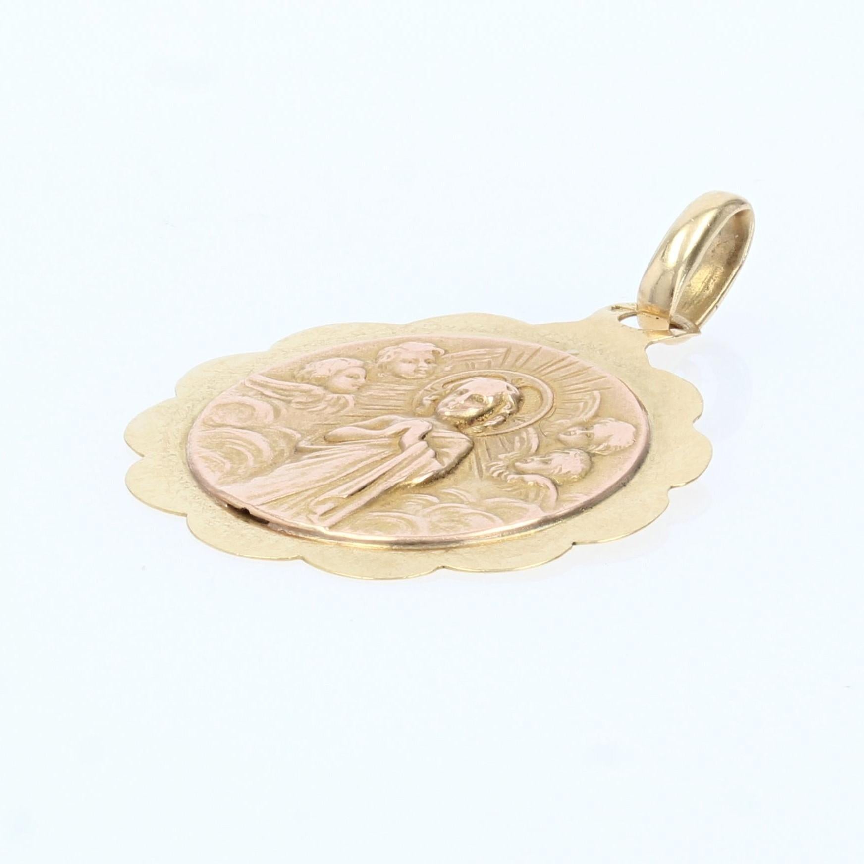Medaille aus 18 Karat Gelbgold und Roségold, Pferdekopfpunze.
Diese religiöse Medaille stellt eine biblische Figur dar, die von 4 kleinen Engeln umgeben ist. Der gelbgoldene Rand ist gezackt. Die Rückseite ist glatt.
Der Anhänger wird ohne seine