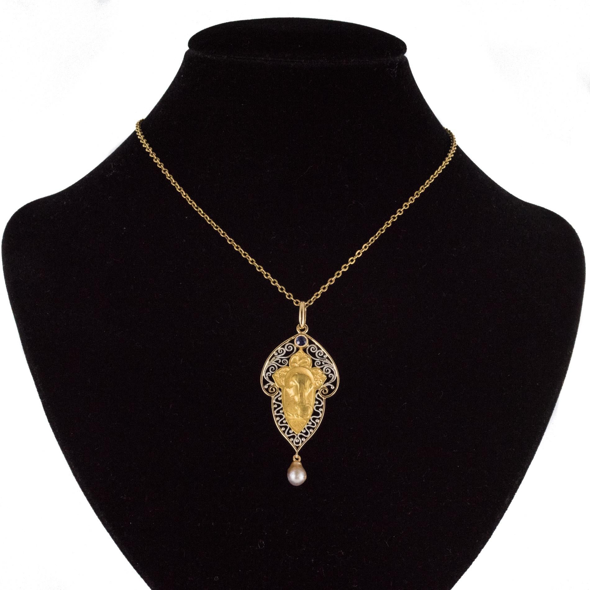French 1900s 18 Karat Yellow White Gold Sapphire Natural Pearl Virgin Pendant In Excellent Condition For Sale In Poitiers, FR