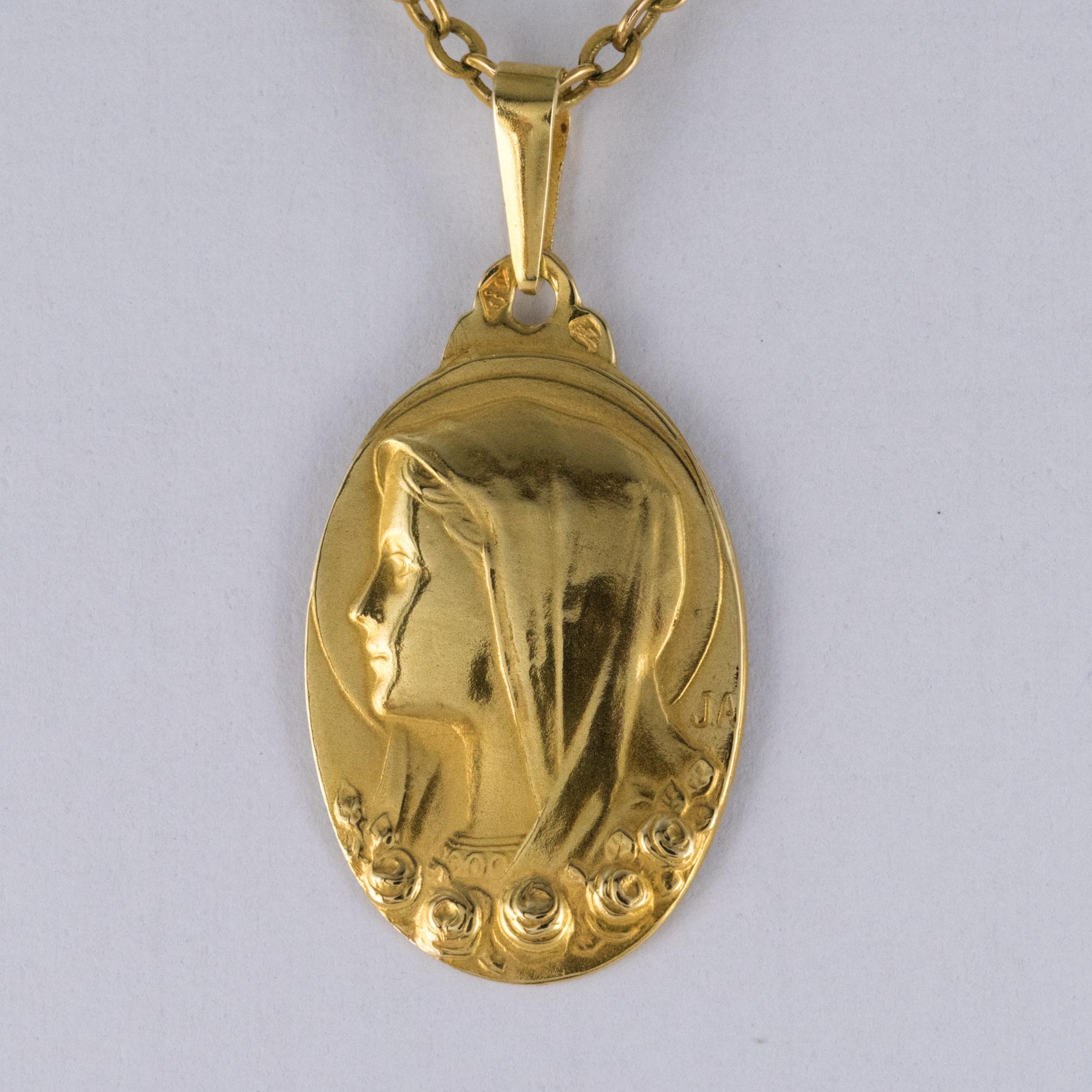 Medal in 18 karats yellow gold, eagle's head hallmark.
Height: 28 mm, width: 13.5 mm, thickness: 1.1 mm.
Total weight of the jewel: 1.2 g approximately.
Authentic antique pendant - Work of the first half of the 20th century.
Signed J.A on the front.