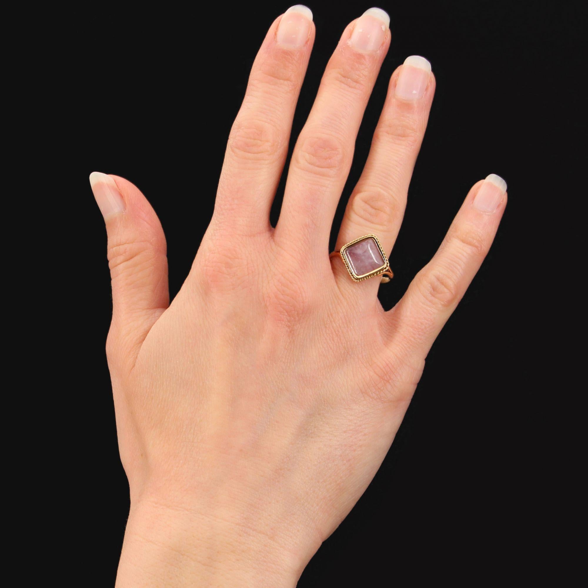 Ring in 18 karat yellow gold, eagle head hallmark.
This thin antique ring in the shape of diamond, is decorated with a sugarloaf cabochon amethyst surrounded by a twist of gold.
Height : 15 mm, width : 15 mm, thickness : 3.5 mm, width of the ring at