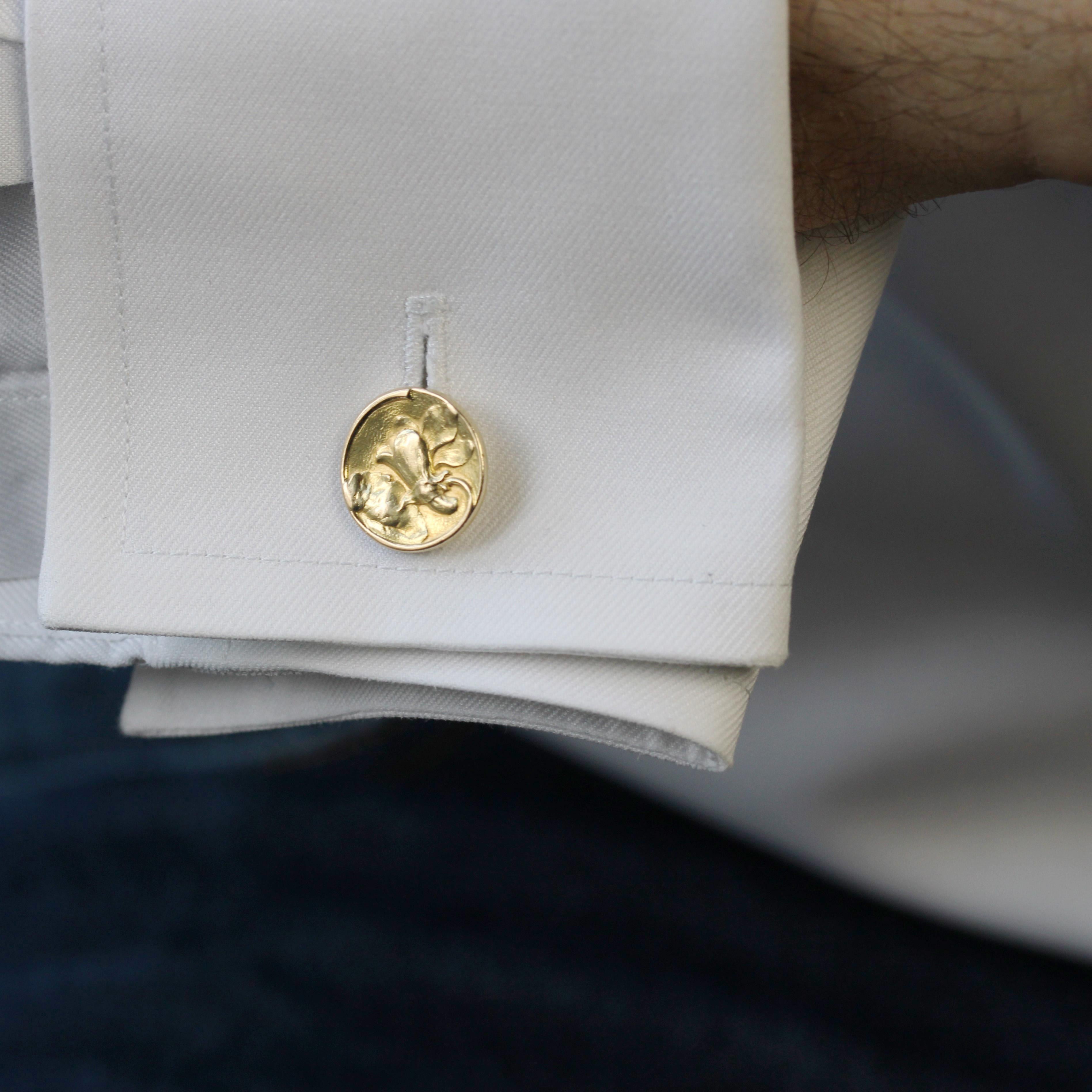 Pair of cufflinks in 18 karats yellow gold, eagle's head hallmark.
Round shaped, and slightly curved, these cufflinks are composed of 2 circles decorated with lily flowers and held by a chain.
Diameter: 14.2 mm, thickness: about 1 mm, length of the