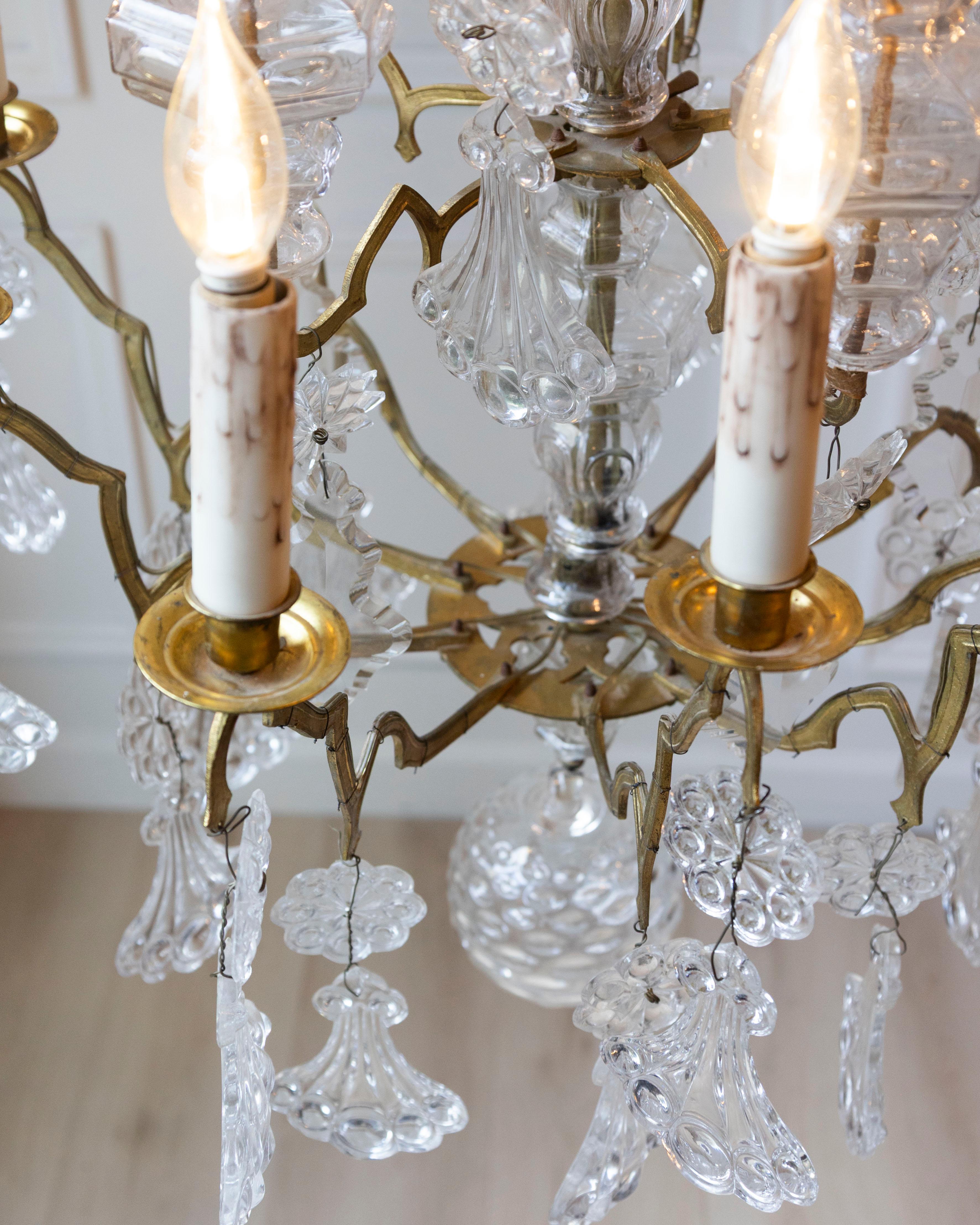 Araña francesa de latón y cristal de la Belle Époque de 1900 de 10 luces con pendeloques en venta 6