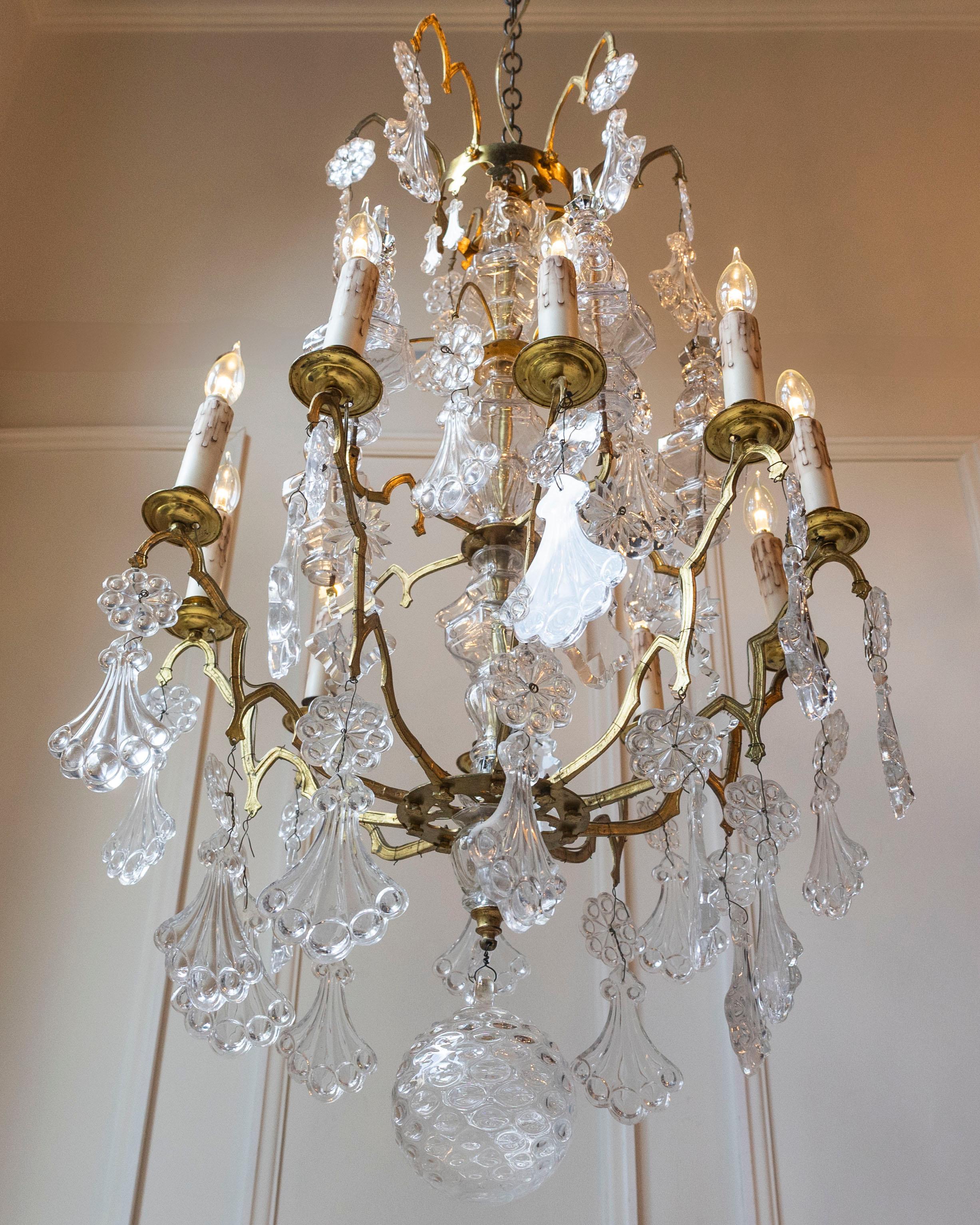Araña francesa de latón y cristal de la Belle Époque de 1900 de 10 luces con pendeloques en venta 7
