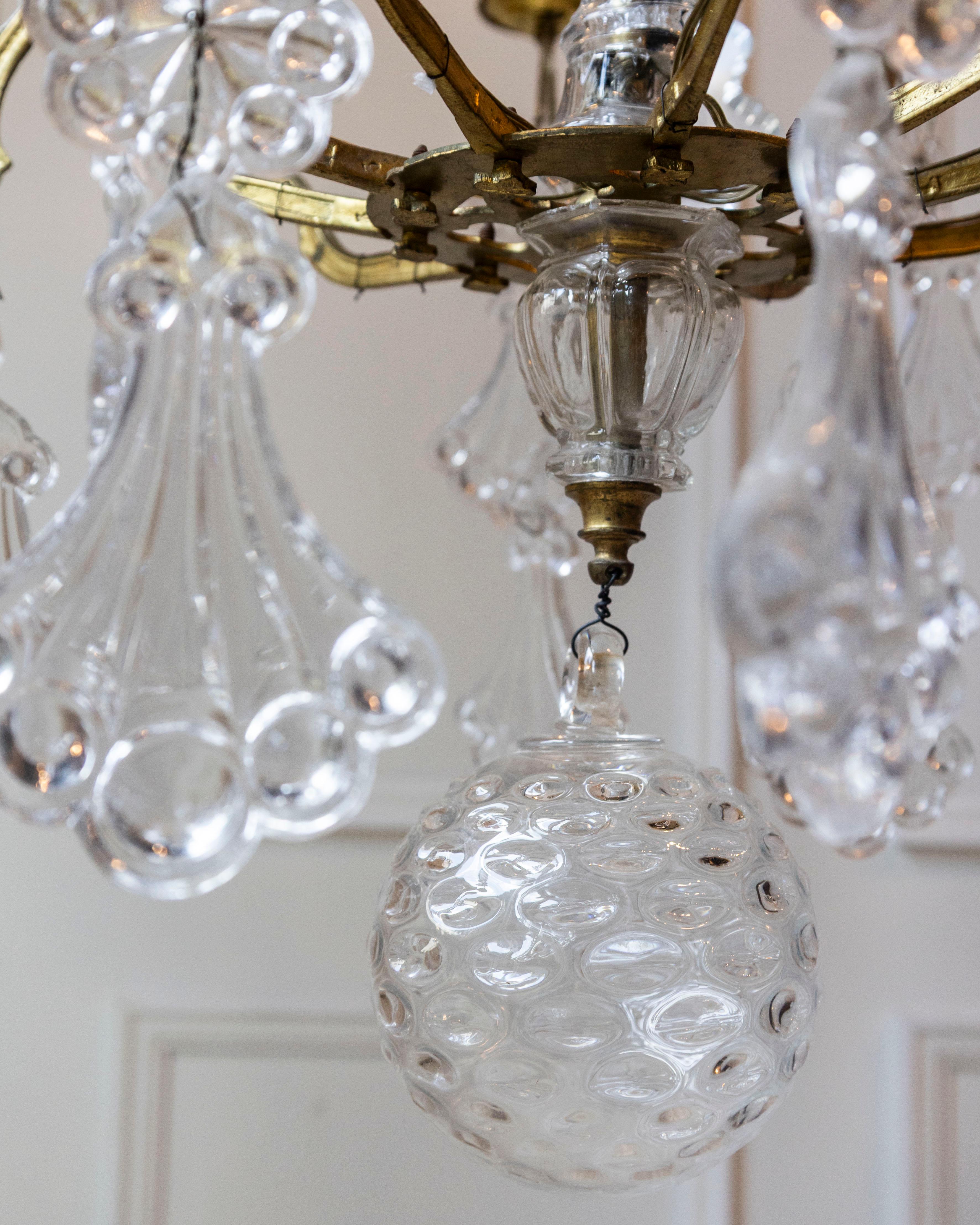Araña francesa de latón y cristal de la Belle Époque de 1900 de 10 luces con pendeloques en venta 8