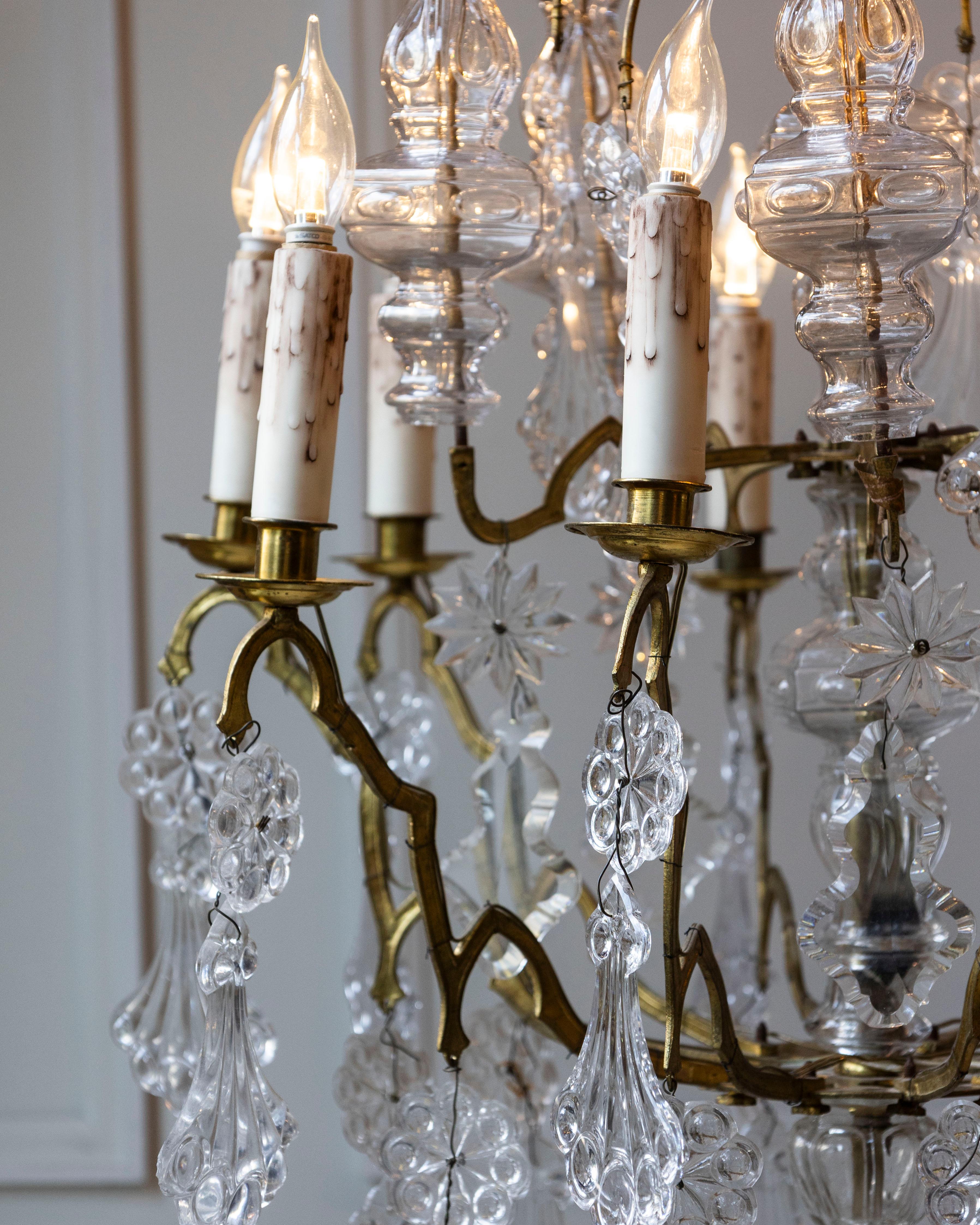 Araña francesa de latón y cristal de la Belle Époque de 1900 de 10 luces con pendeloques en venta 9