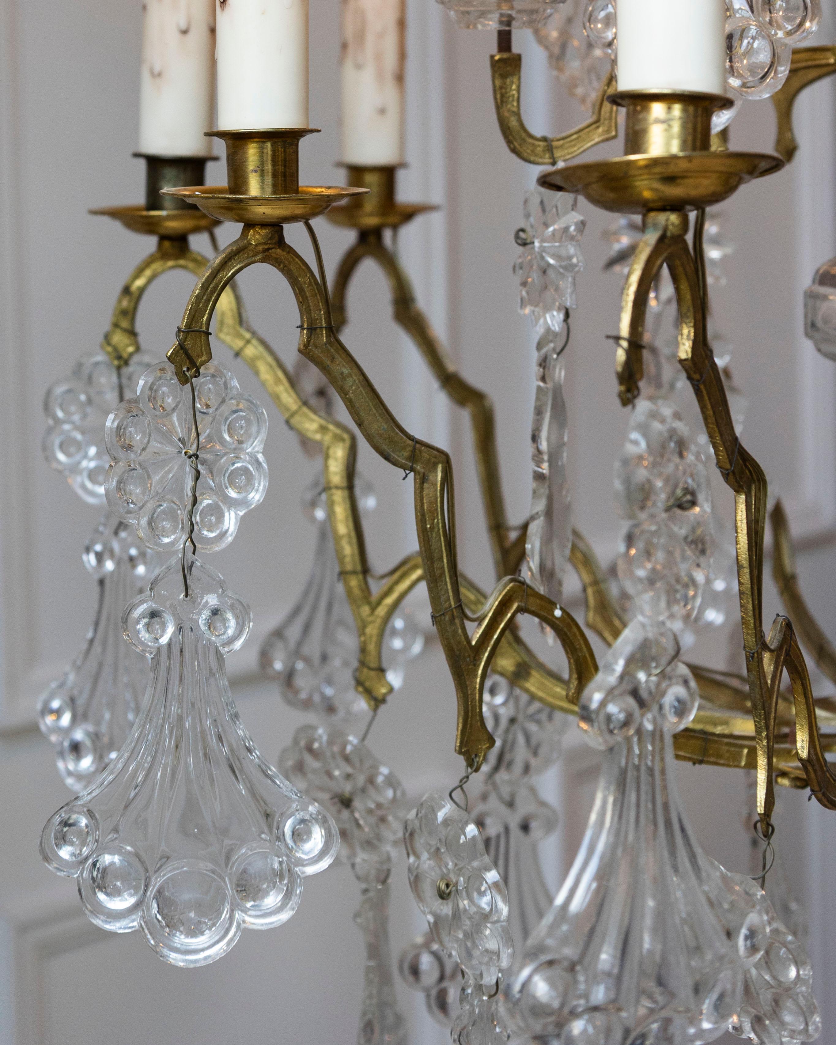 Araña francesa de latón y cristal de la Belle Époque de 1900 de 10 luces con pendeloques en venta 1