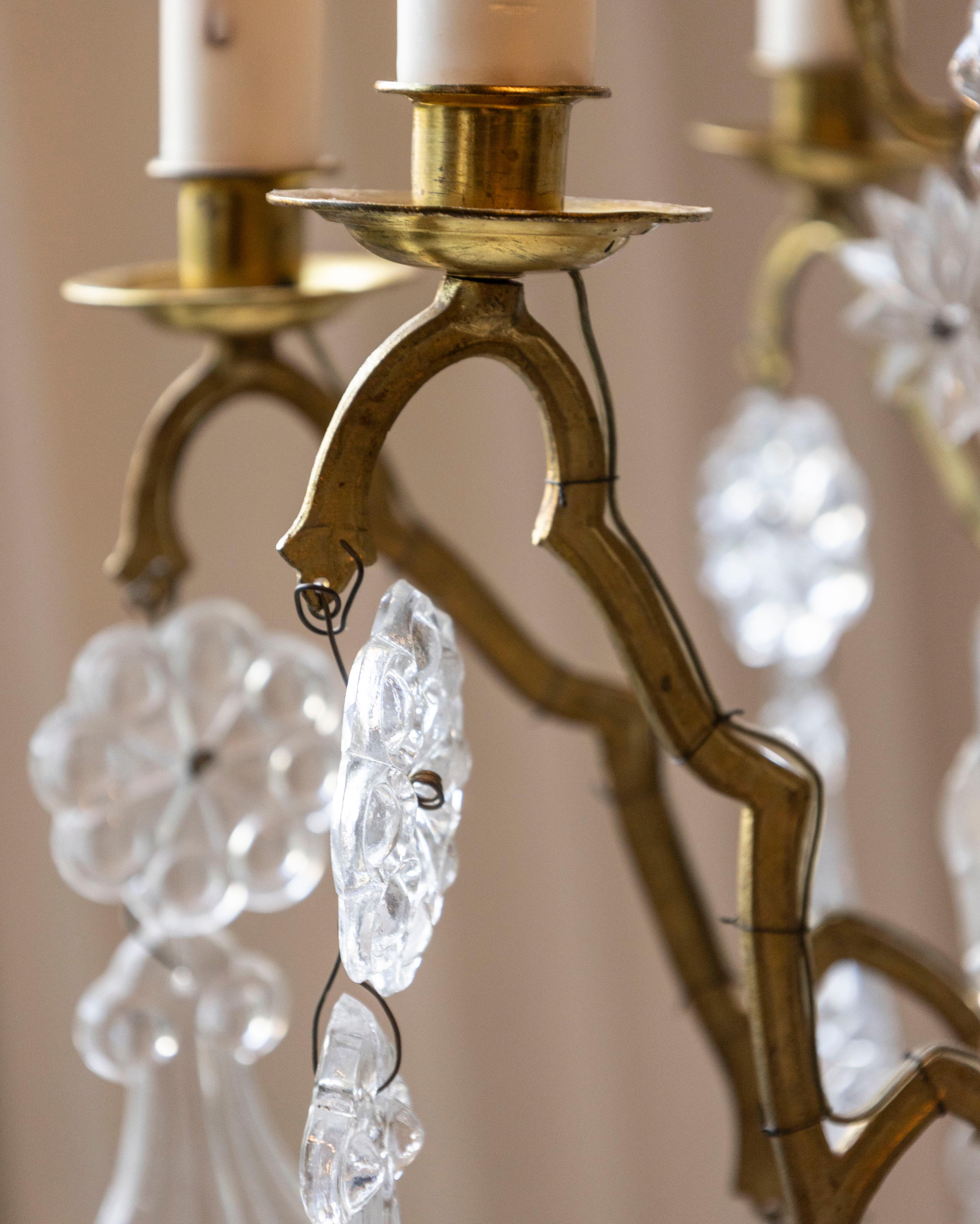 Araña francesa de latón y cristal de la Belle Époque de 1900 de 10 luces con pendeloques en venta 10