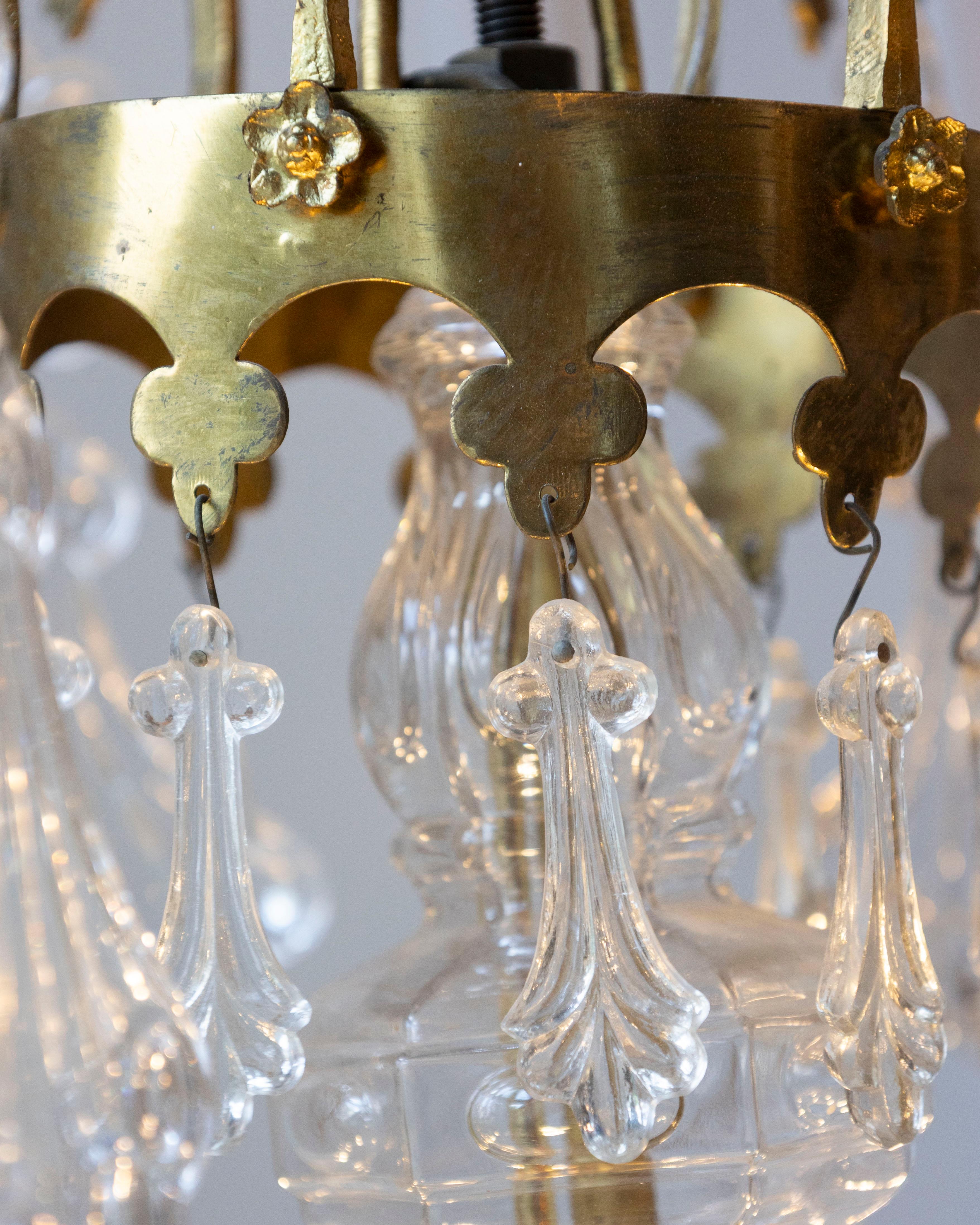 Araña francesa de latón y cristal de la Belle Époque de 1900 de 10 luces con pendeloques en venta 2