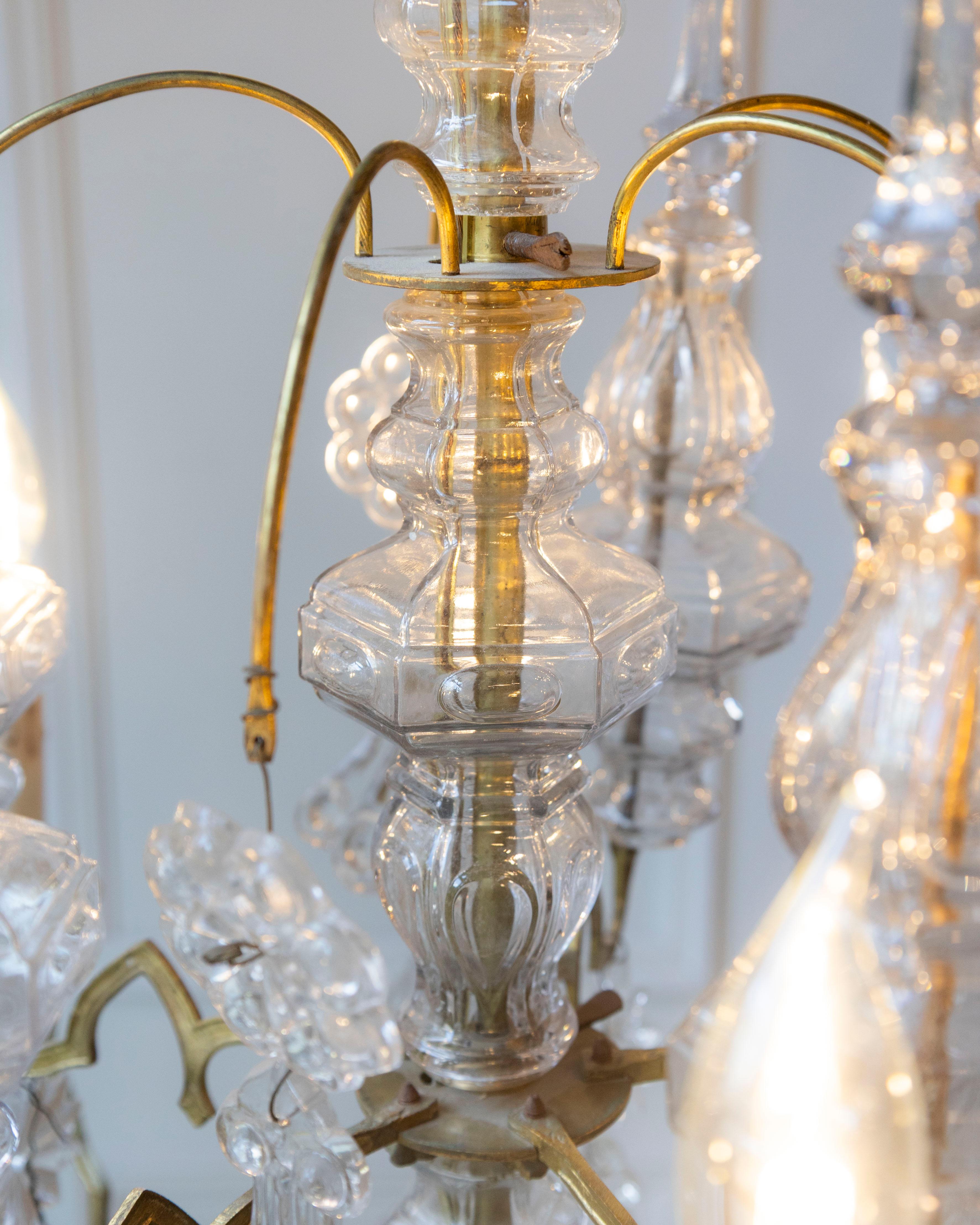 Araña francesa de latón y cristal de la Belle Époque de 1900 de 10 luces con pendeloques en venta 3