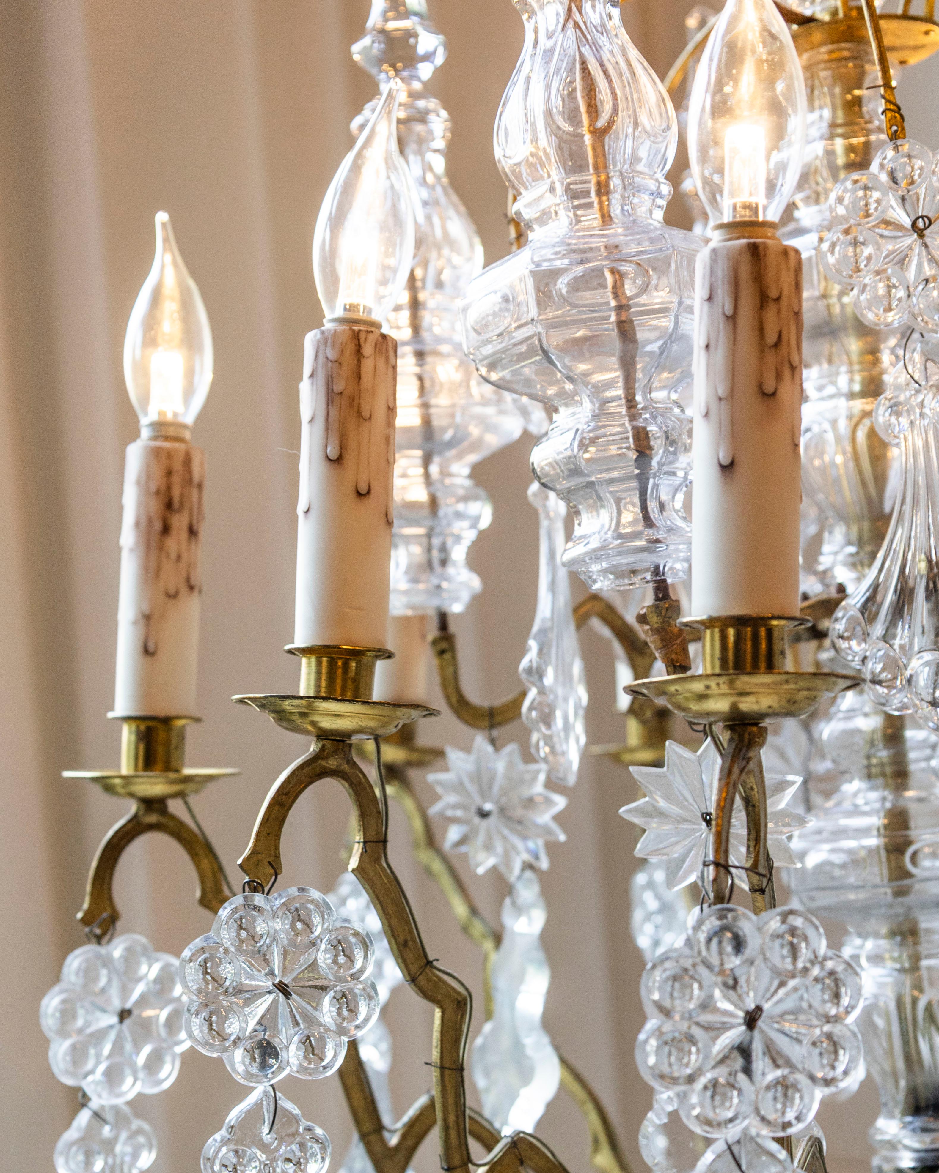 Araña francesa de latón y cristal de la Belle Époque de 1900 de 10 luces con pendeloques en venta 12