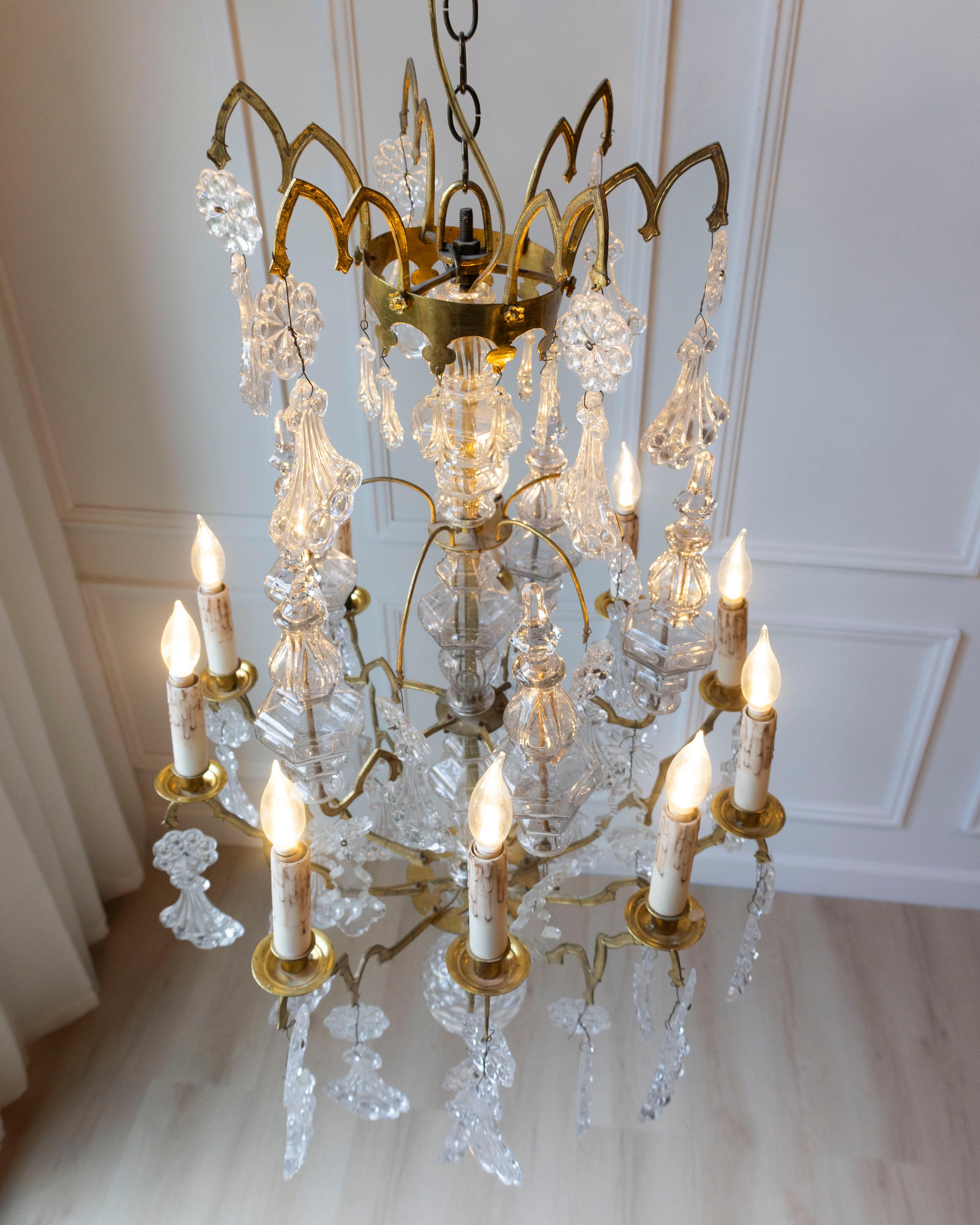 Araña francesa de latón y cristal de la Belle Époque de 1900 de 10 luces con pendeloques en venta 4