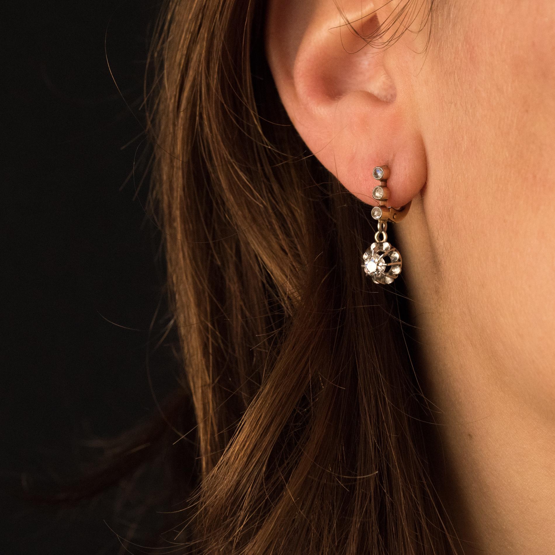 Earrings in 18 karats yellow gold, eagle's head hallmark.
Lovely antique earrings, they are composed of a line of 3 rose- cut diamonds which retains in pendent an antique brilliant- cut diamond set with claws. The clasp slips from the front.
Total