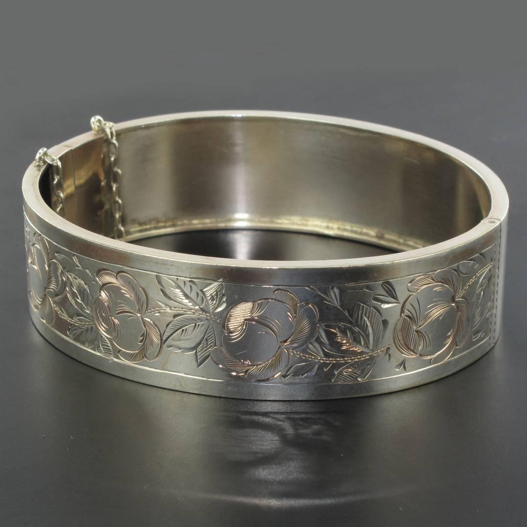 Belle Époque French 1900s Belle époque Rose Chiseled Silver Bangle Bracelet