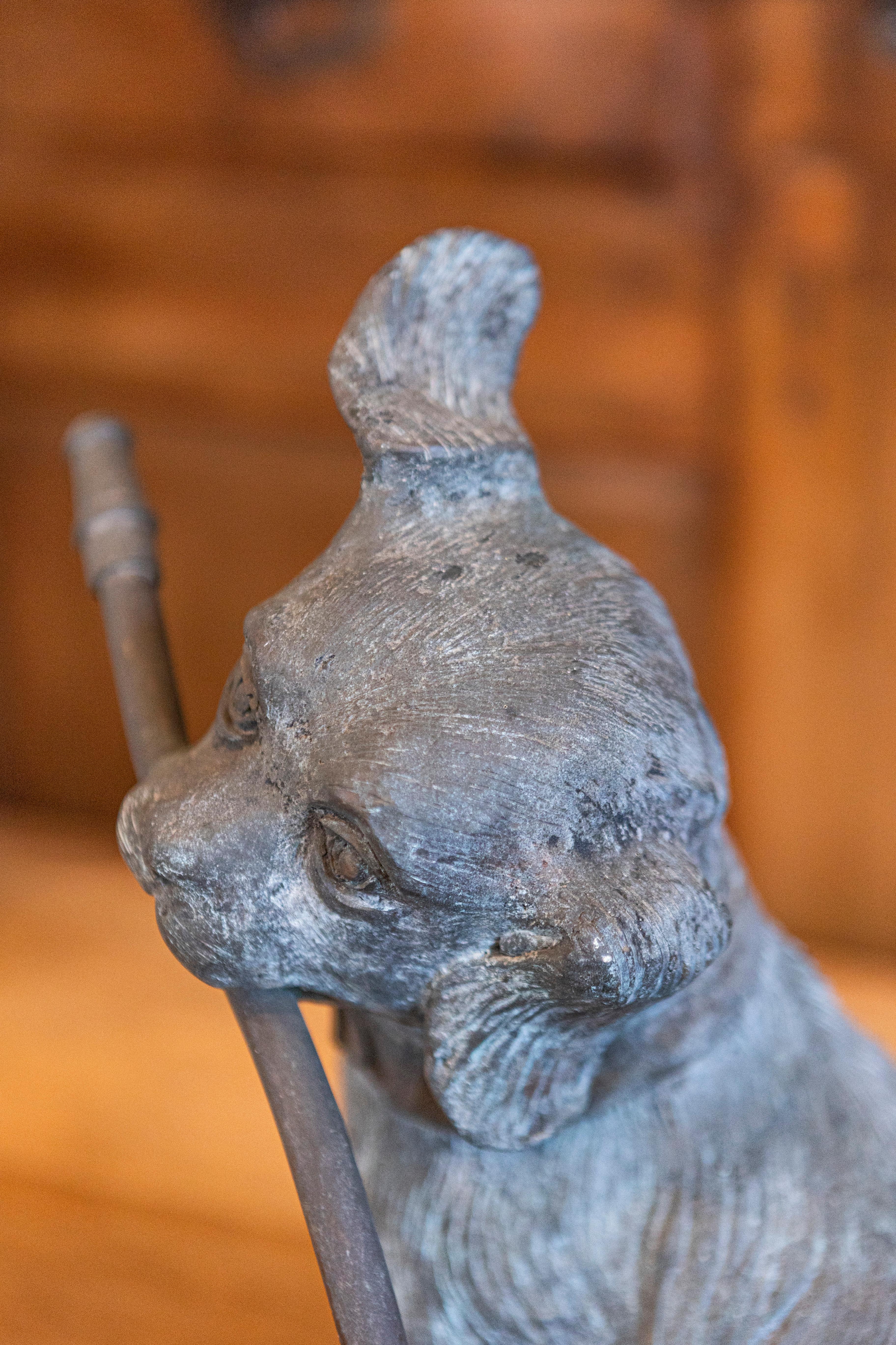 Français Fontaine en bronze des années 1900 représentant un chien joueur tenant un tuyau dans sa gueule en vente