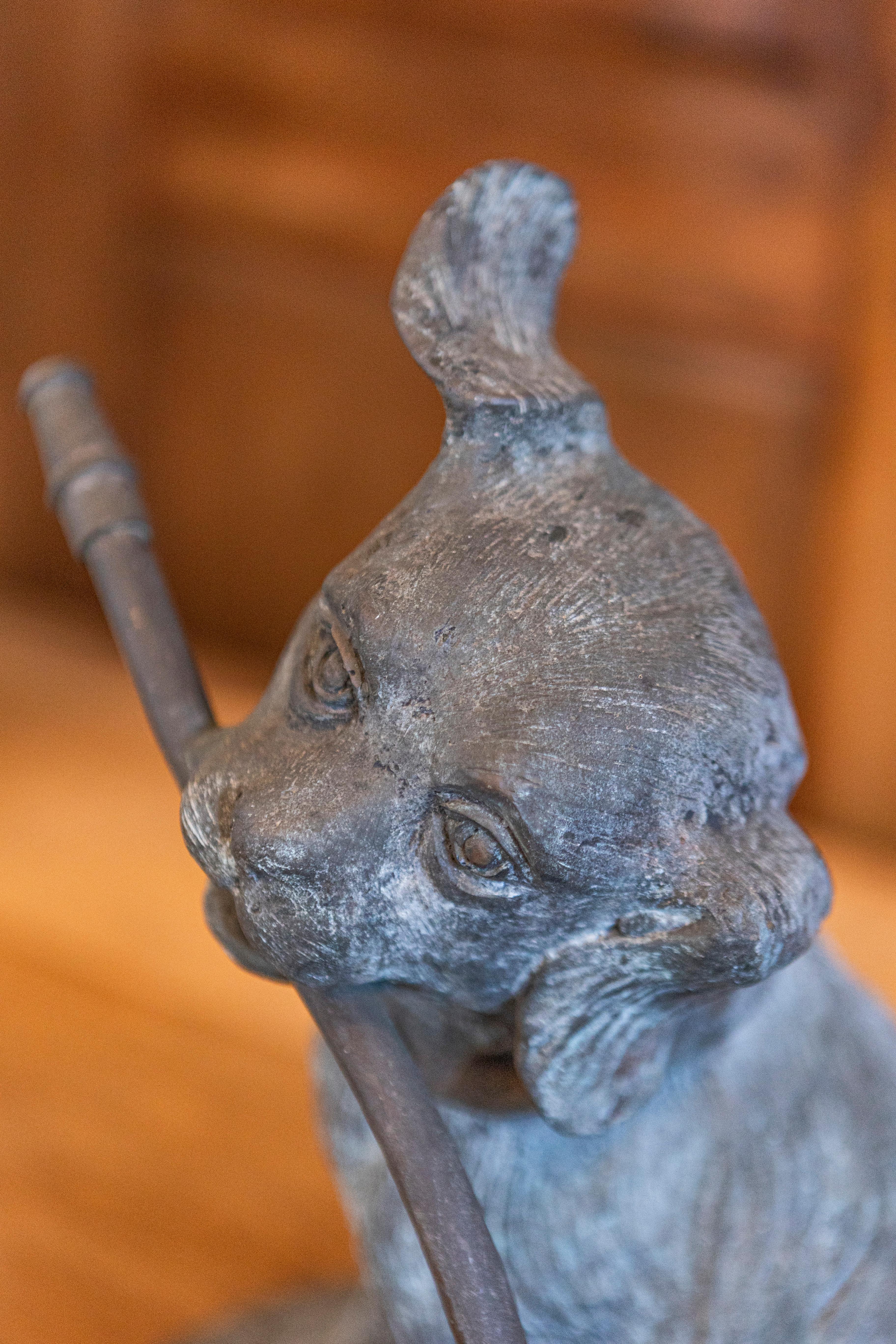 20ième siècle Fontaine en bronze des années 1900 représentant un chien joueur tenant un tuyau dans sa gueule en vente