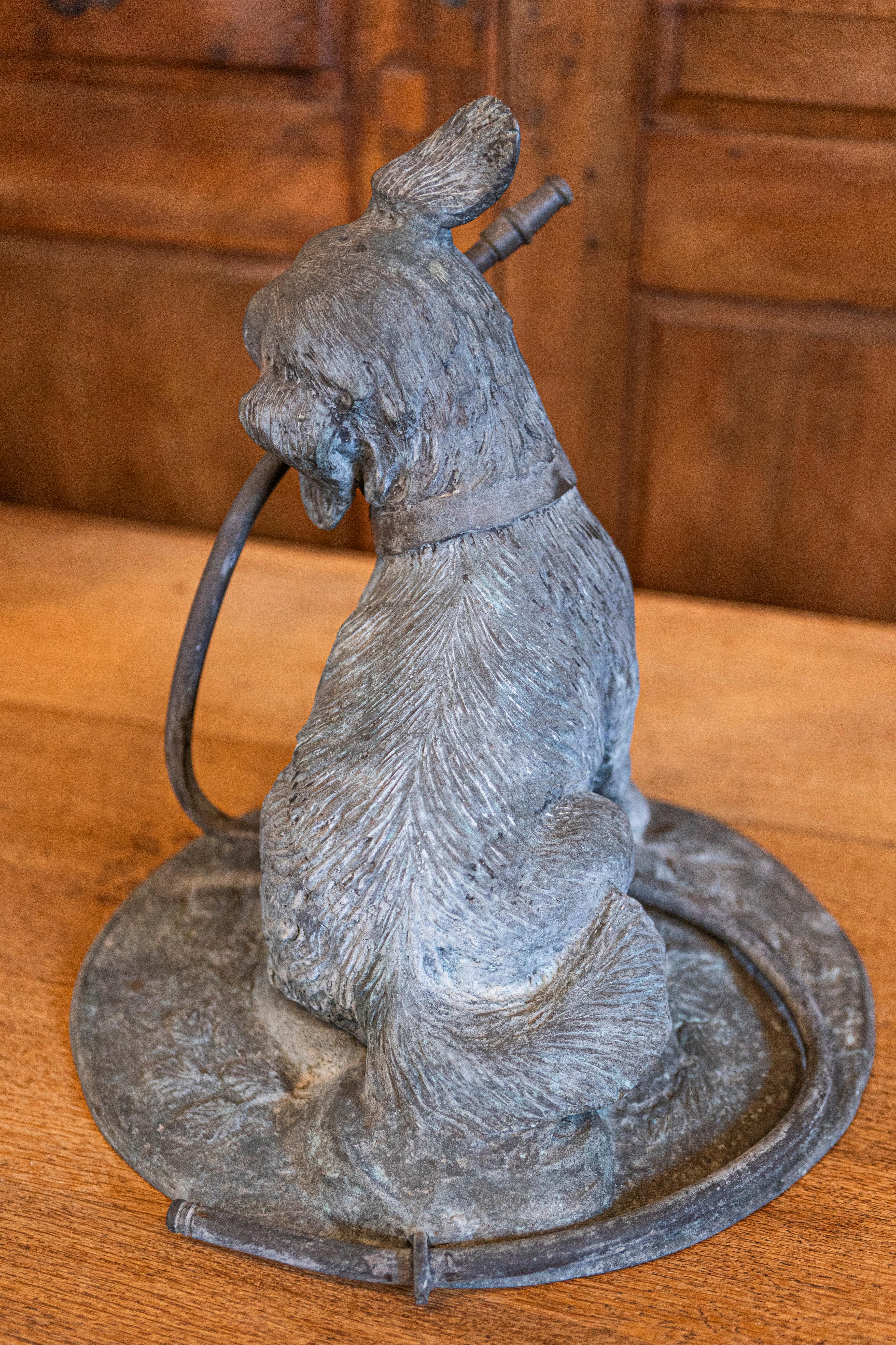 Französischer Bronzebrunnen um 1900, der einen verspielten Hund darstellt, der einen Schlauch im Maul hält im Angebot 3