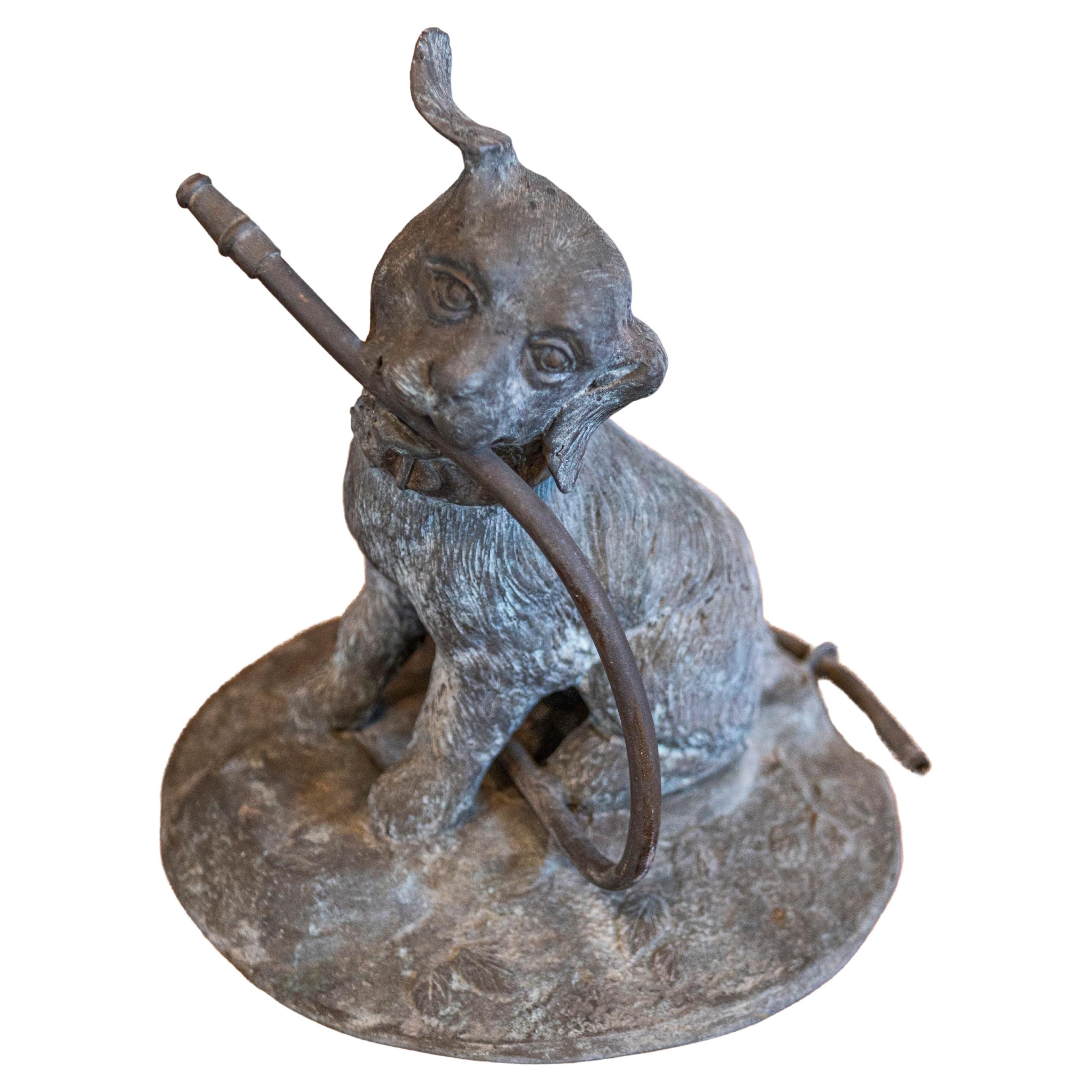 Französischer Bronzebrunnen um 1900, der einen verspielten Hund darstellt, der einen Schlauch im Maul hält im Angebot