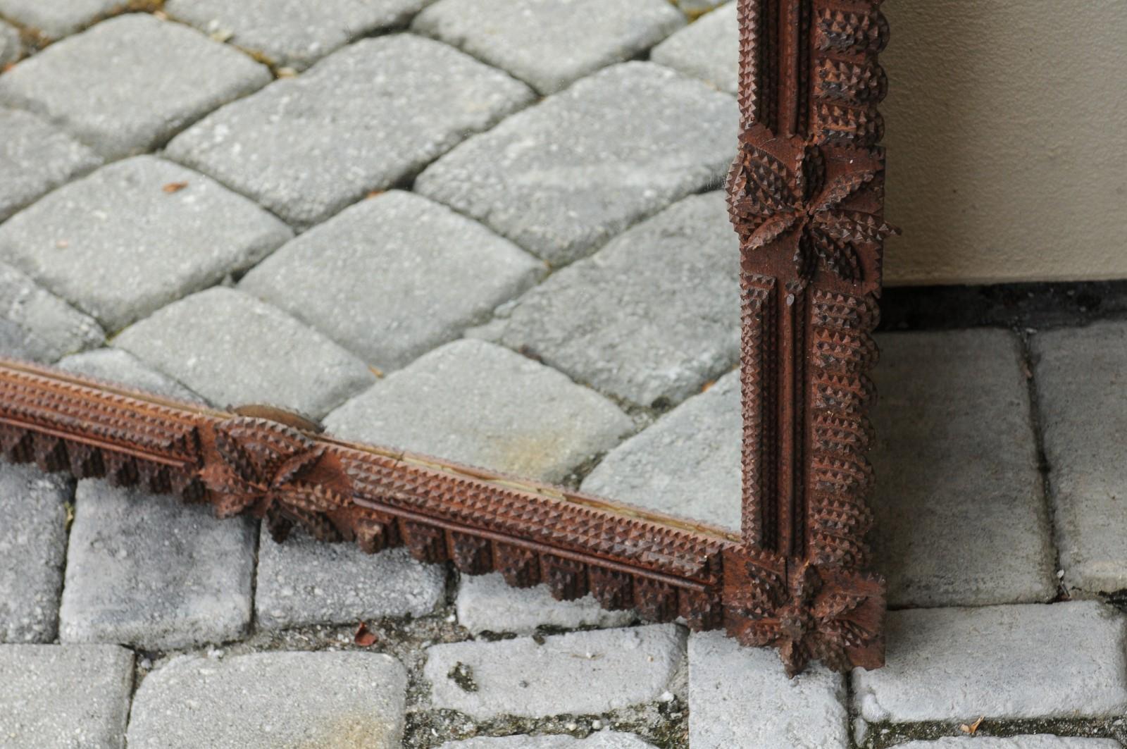 French 1900s Carved Tramp Art Mirror with Star Motifs and Protruding Corners 4
