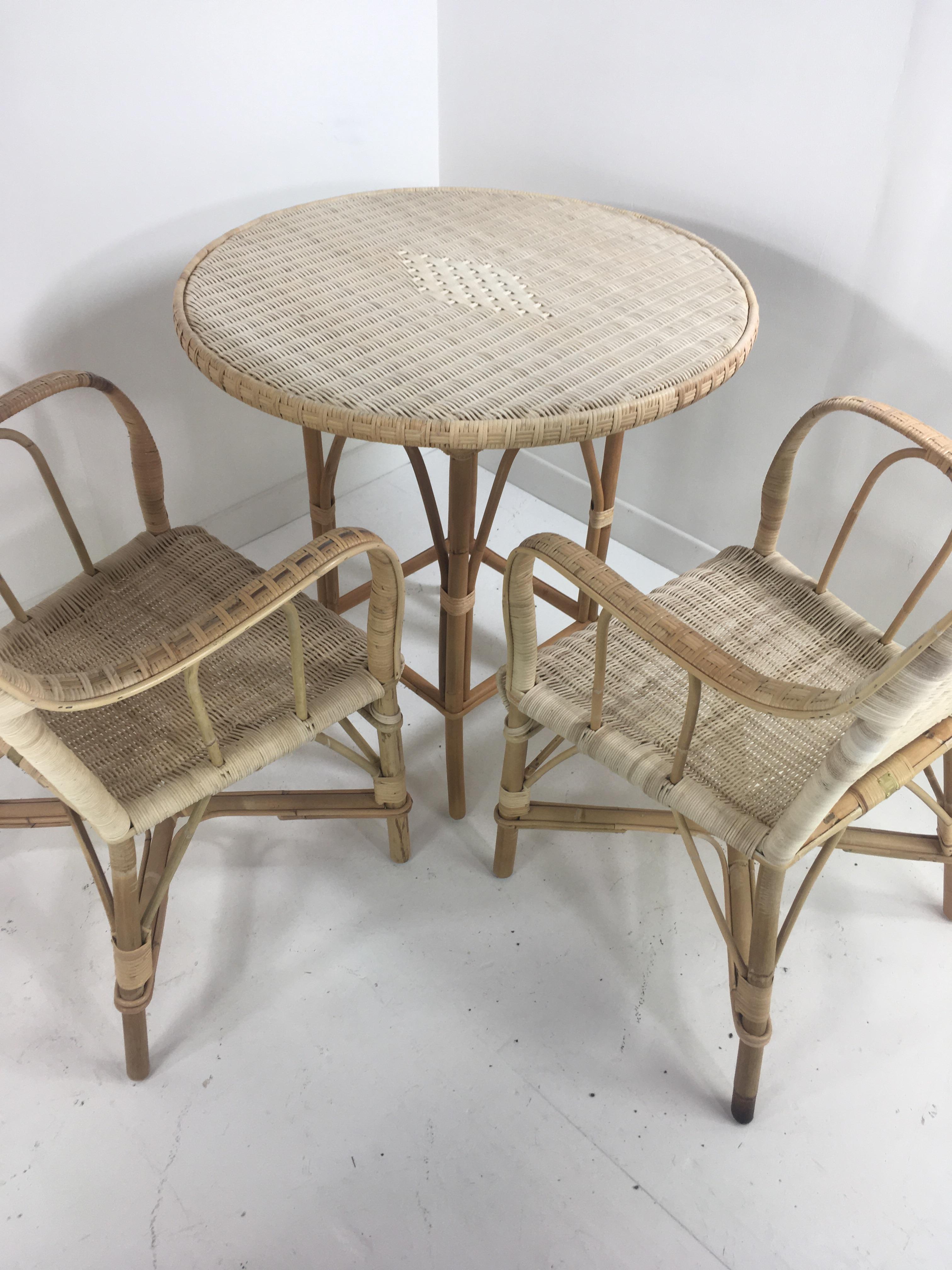 French 1900s Design Bistro Round Pedestal Table in Rattan and Wicker Cane For Sale 2