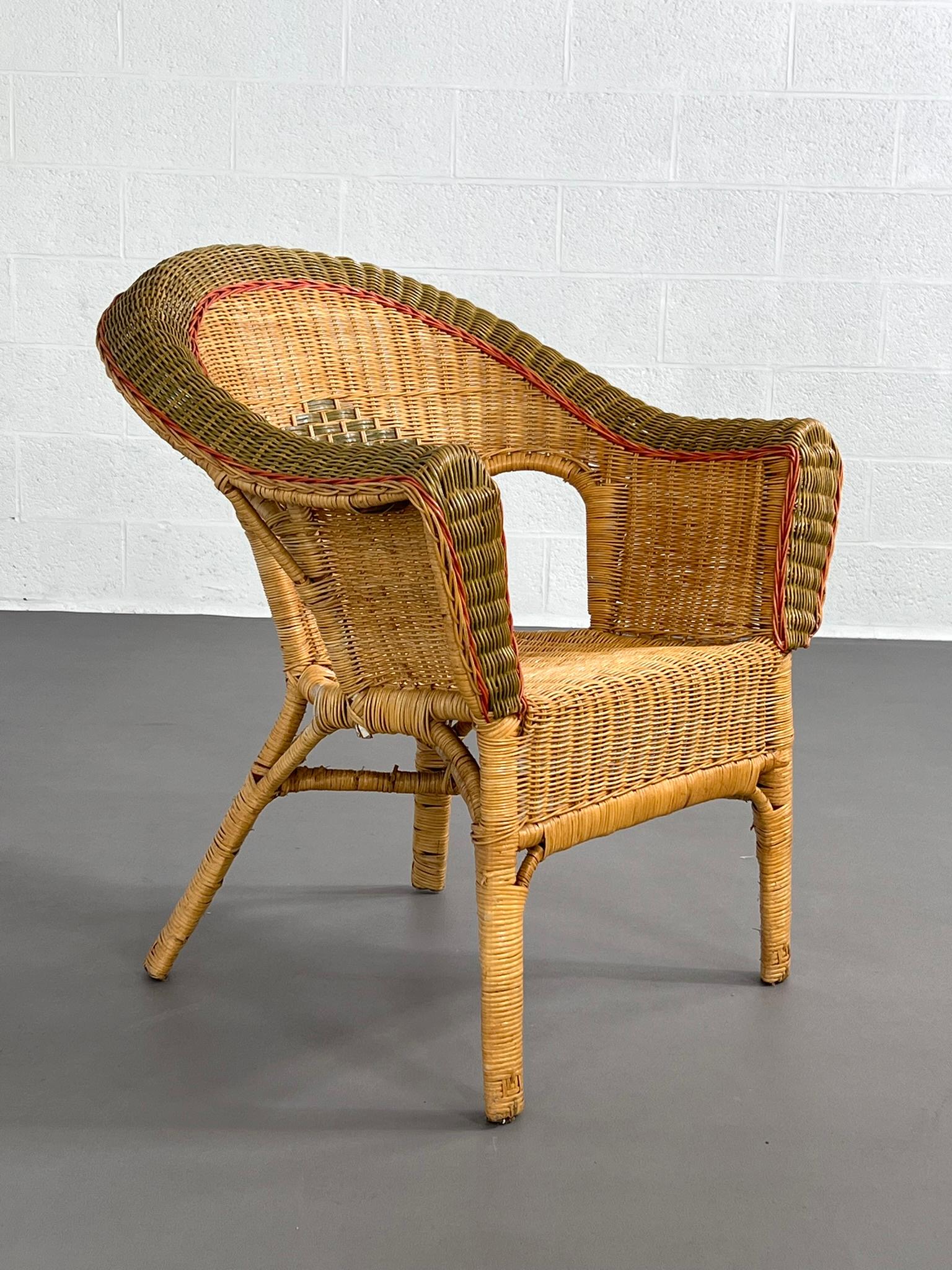 Sedia di design francese del 1900 in rattan e vimini composta da una struttura in rattan, schienale e seduta in vimini intrecciato con finiture di colore verde, famosa all'inizio del XX secolo a Parigi, sarà perfetta nella tua terrazza, nel tuo