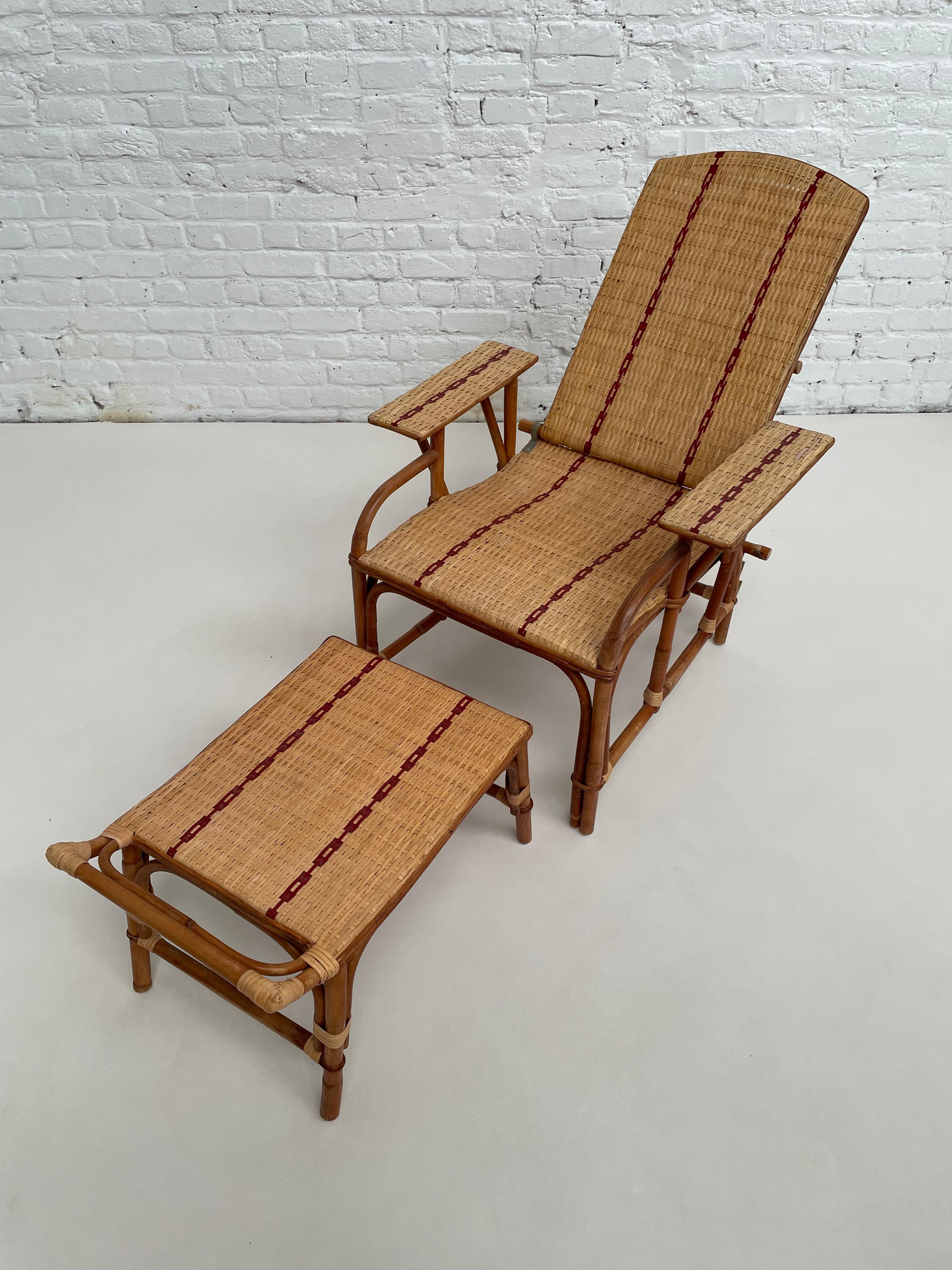 French Design rattan and wicker recliner and relax chaise longue composed of an armchair in rattan structure, braided wicker back and seat with a red outline and its matching footstool. Famous design from the beginning of the 20th century, it will