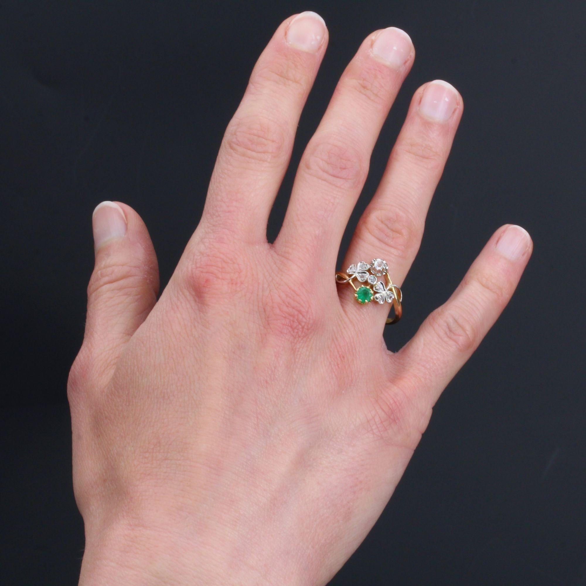 Ring in 18 karat yellow gold, horse head hallmark.
Charming antique ring, it is decorated on the top with an emerald and a rose-cut diamond, connected by another rose-cut diamond. On both sides, the start of the ring is made of small clovers whose