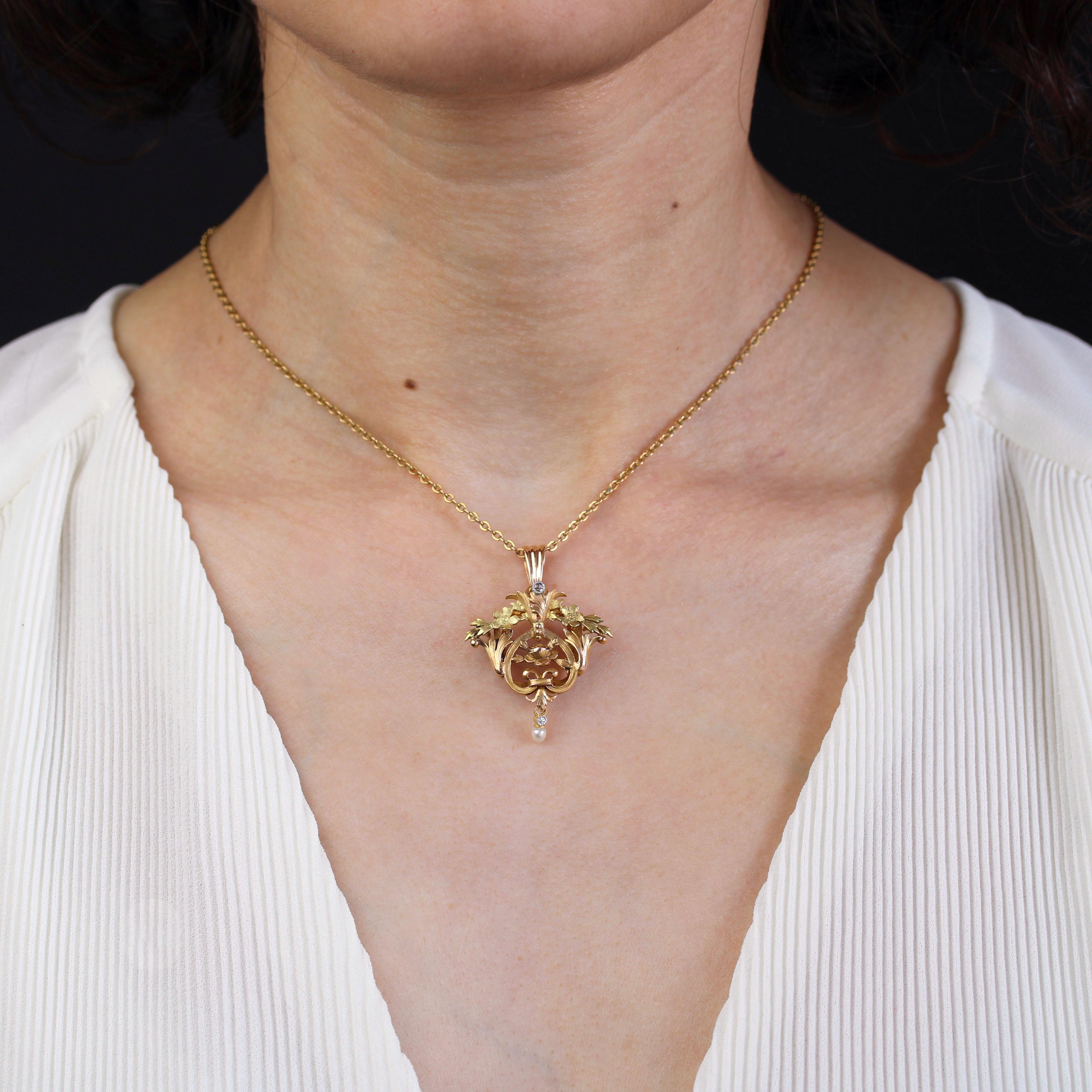 Ciondolo in oro rosa e verde 18 carati, marchio di fabbrica a forma di testa d'aquila.
Delizioso ciondolo antico in oro rosa, che forma un cesto traforato di ghirlande vegetali e fleur-de-lis. La parte superiore è decorata con un fiore verde e oro.
