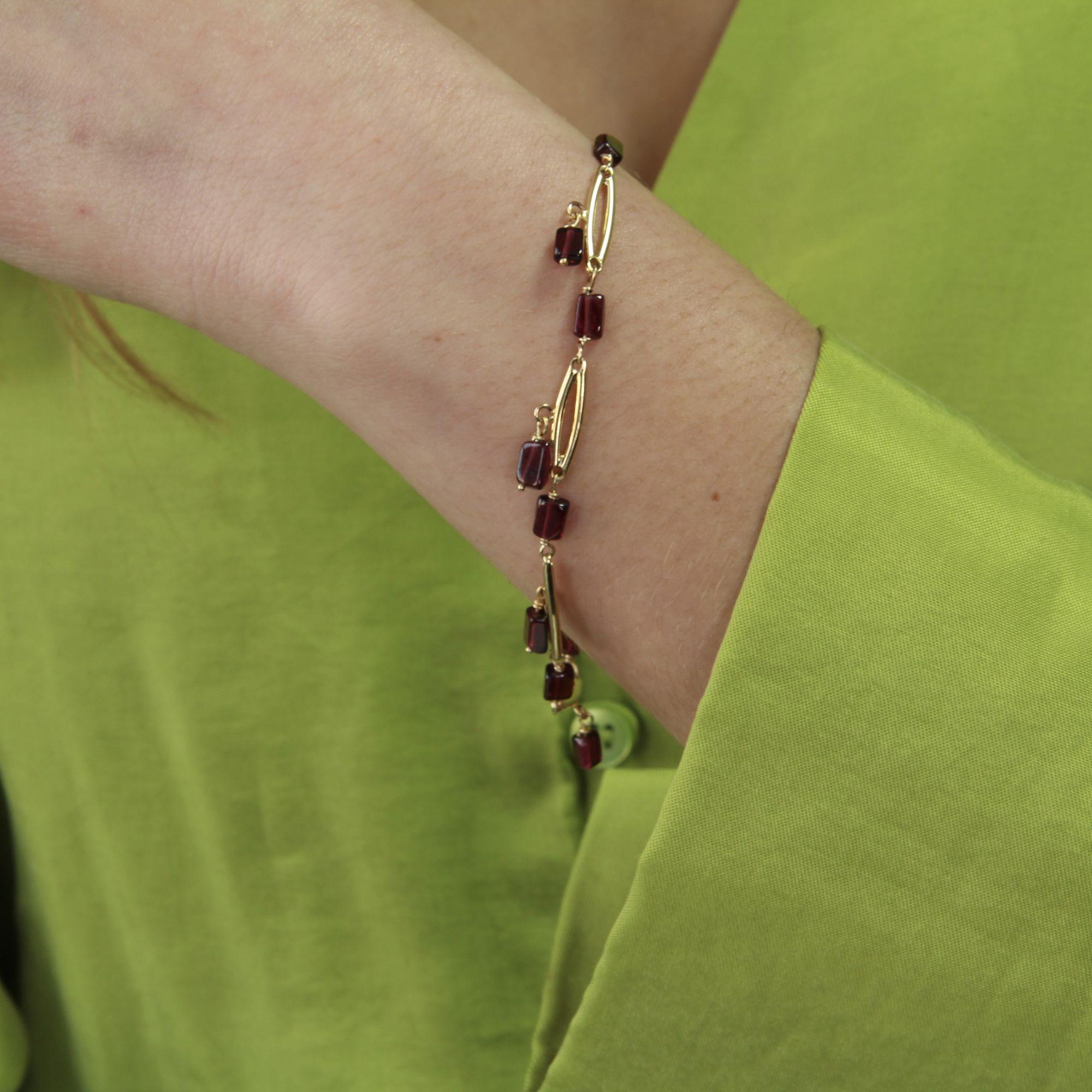 Armband aus 18 Karat Gelbgold, gemischte Punzierung.
Hübsches antikes Armband aus länglichen Goldgliedern, die durch einen Granat voneinander getrennt sind. Bei der Pendille hält jedes Glied einen weiteren Granat. Die Schließe ist ein
