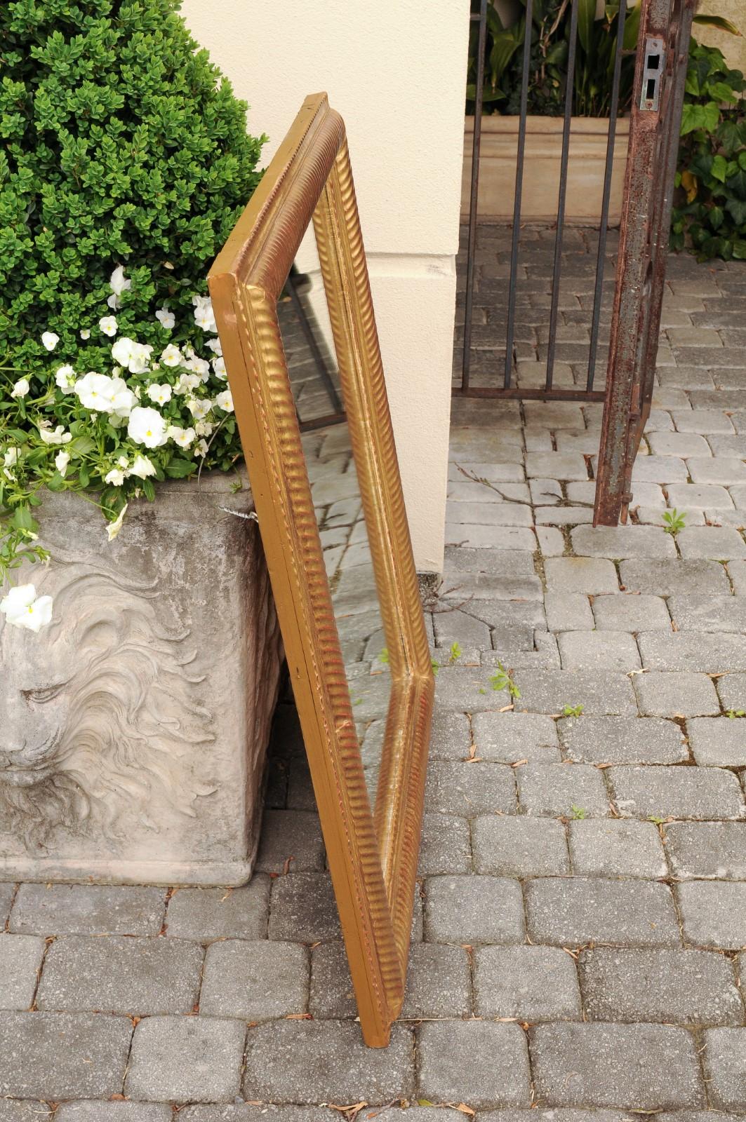 French 1900s Giltwood Mirror with Diagonal Reeded Motifs and Red Undertone 5