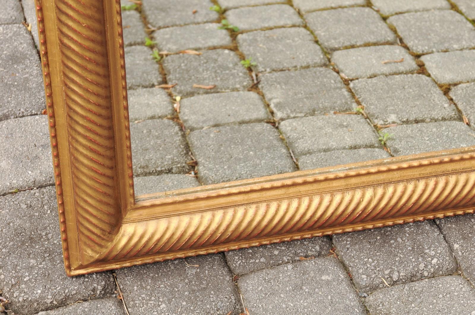 French 1900s Giltwood Mirror with Diagonal Reeded Motifs and Red Undertone 2