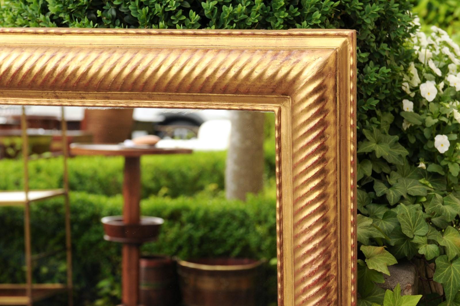 French 1900s Giltwood Mirror with Diagonal Reeded Motifs and Red Undertone 4