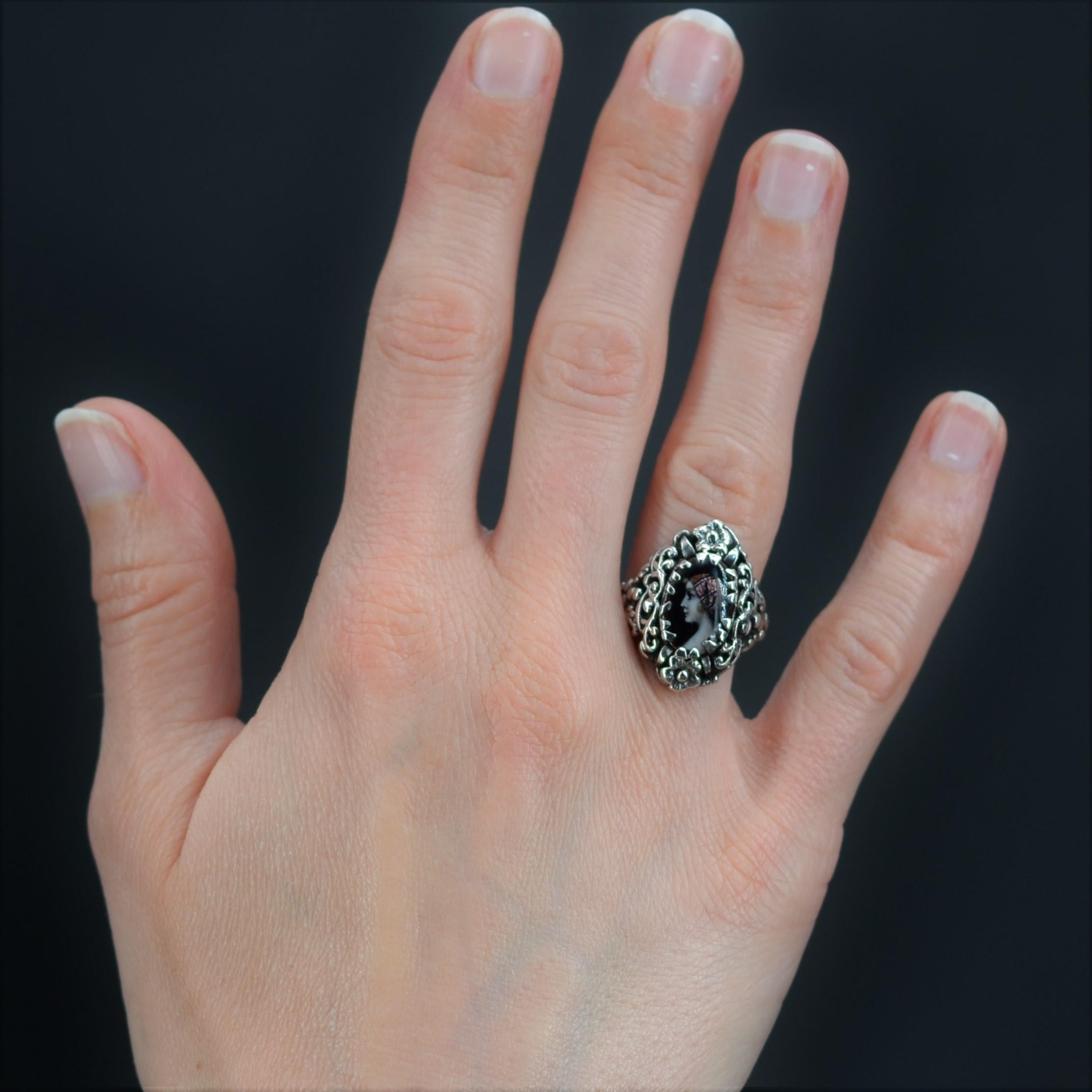 Ring in silver.
Lovely and rare antique ring, it is decorated by a silver pattern, openworked with flowers and arabesques, of a Limoges enamel representing a young woman in profile wearing a veil.
Height : 22.7 mm approximately, width : 16.7 mm