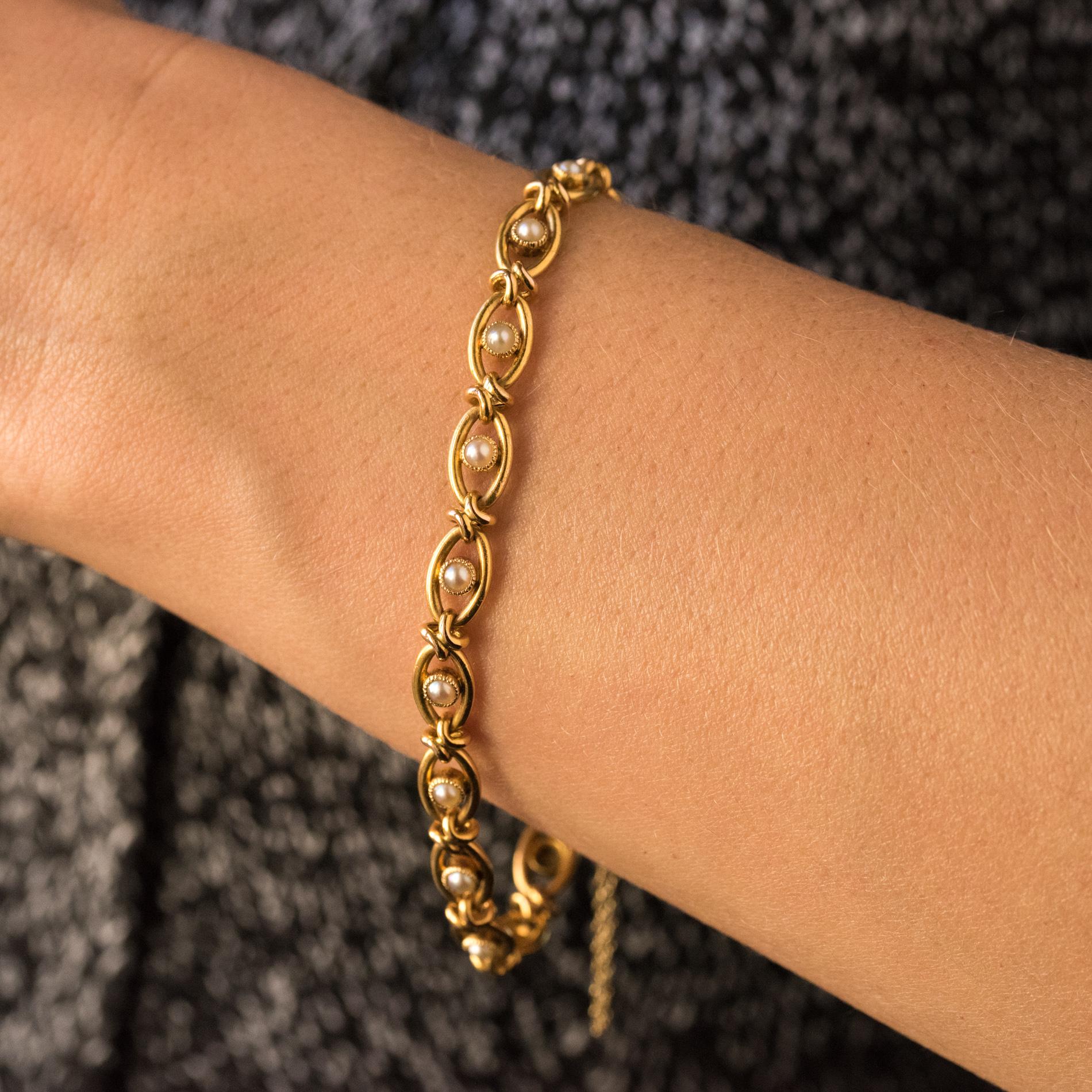 Bracelet in 18 karats yellow gold, eagle's head hallmark.
This charming antique bracelet is made of openwork shuttle mesh set with natural pearls, held together and articulated by a small knot. The clasp is ratchet with safety chain.
Length: 19 cm,