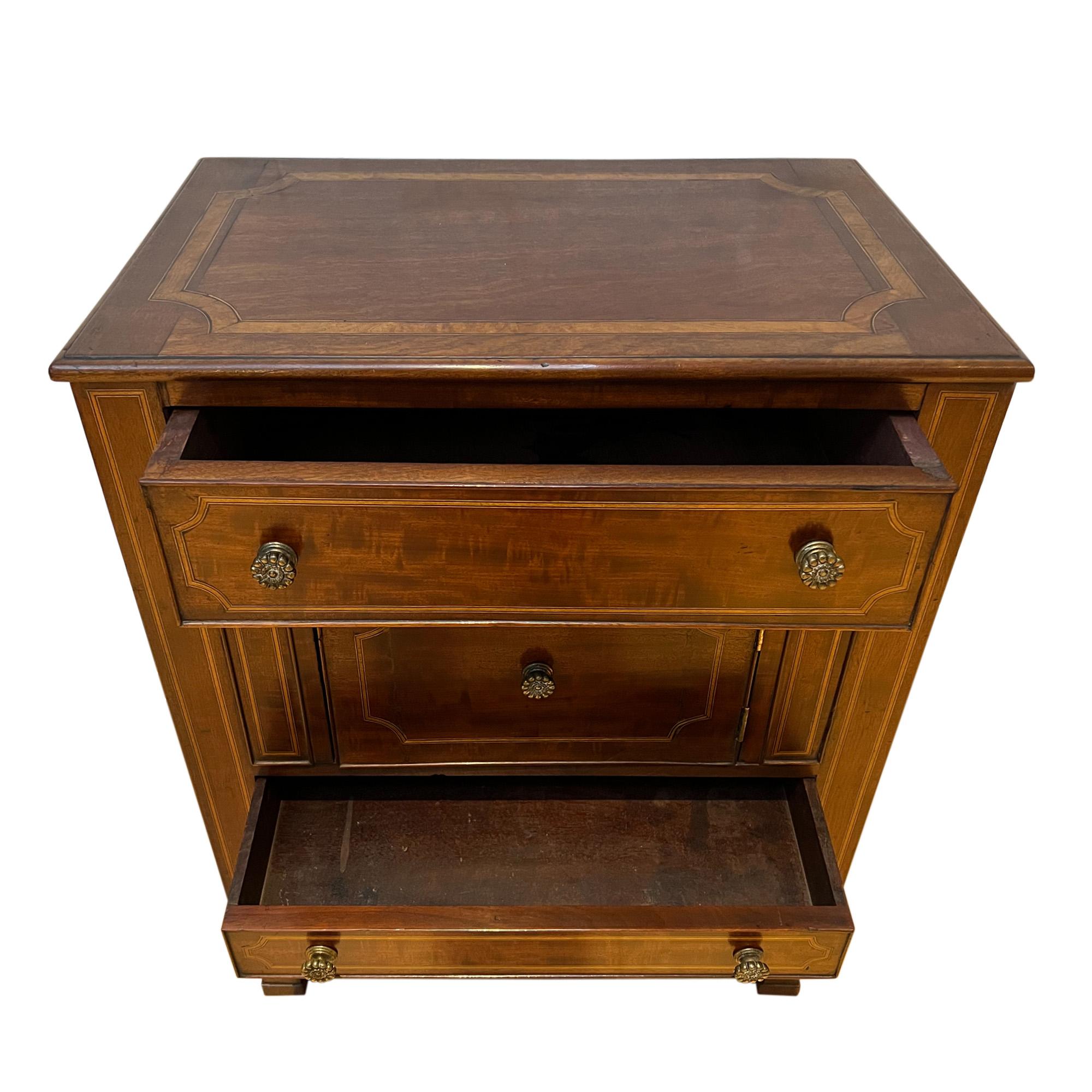 Dieser hübsche kleine Nachttisch oder Dielenschrank wurde um 1900 in Frankreich hergestellt. 

Gefertigt aus Nussbaumholz, mit Satinholzbespannung. 

Eine elegante, dekorative Antiquität.