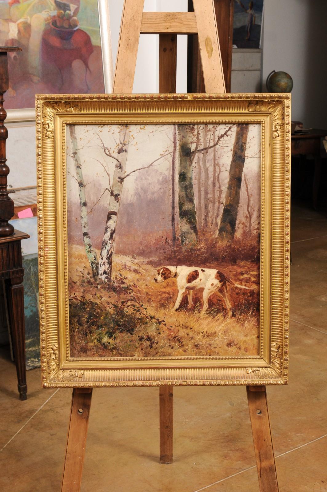 A French oil on canvas painting from the early 20th century depicting a pointer dog in the woods, in giltwood frame. Created in France during the Turn of the Century which saw the transition between the 19th to the 20th, this oil on canvas painting